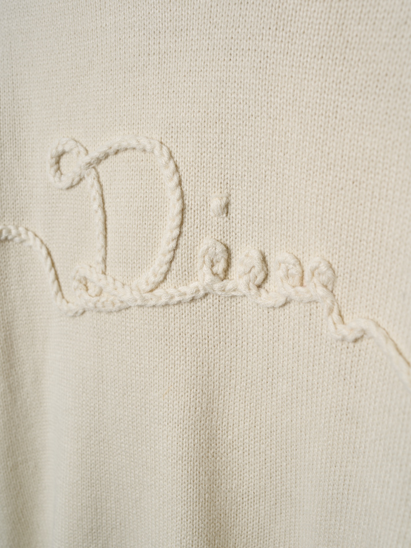 P225


【实物挂拍】DIOR/迪奥 机缝线绣标识针织圆领长袖毛衣


【颜色】黑色 杏色
【现货】S M L XL

这款针织衫是二零二六春季男装系列新品，饰以Dior Ribbon 标志，向Dior 工坊的精湛工艺致敬。采用白色绵羊毛平纹针织面料精心制作，搭配罗纹圆领、袖口和底边。优雅版型，可与牛仔裤搭配，打造休闲时髦的精致造型。
Dior Ribbon 刺绣，罗纹圆领、袖口和底边

采用50%羊毛，50%棉纱。
胸口徽标采用正7针进口机织出，大小尺寸按原版1：1数据定织。
成衣洗水-去除羊毛表面杂质-固色-固定版型-添加手感。