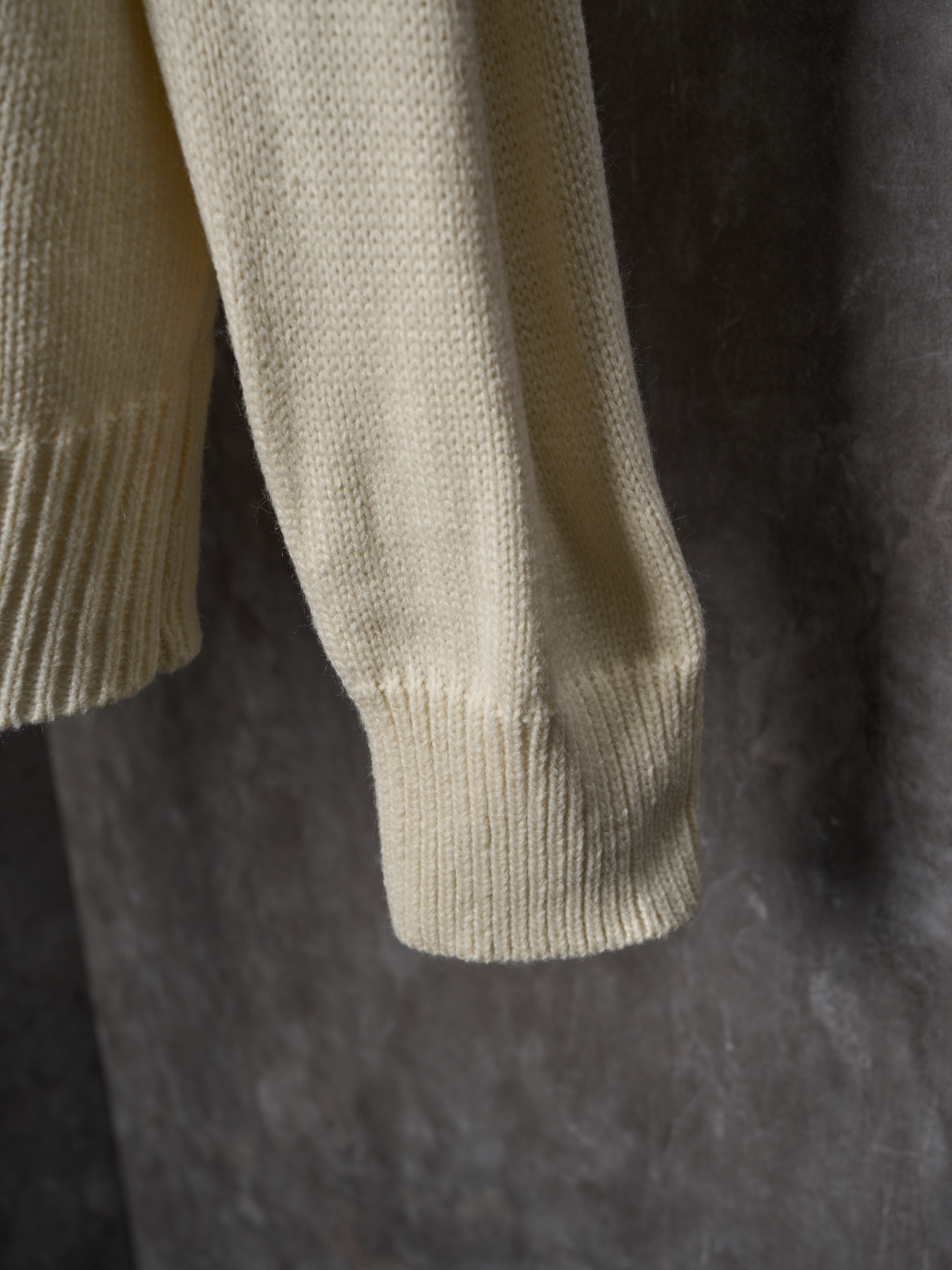 P225


【实物挂拍】DIOR/迪奥 机缝线绣标识针织圆领长袖毛衣


【颜色】黑色 杏色
【现货】S M L XL

这款针织衫是二零二六春季男装系列新品，饰以Dior Ribbon 标志，向Dior 工坊的精湛工艺致敬。采用白色绵羊毛平纹针织面料精心制作，搭配罗纹圆领、袖口和底边。优雅版型，可与牛仔裤搭配，打造休闲时髦的精致造型。
Dior Ribbon 刺绣，罗纹圆领、袖口和底边

采用50%羊毛，50%棉纱。
胸口徽标采用正7针进口机织出，大小尺寸按原版1：1数据定织。
成衣洗水-去除羊毛表面杂质-固色-固定版型-添加手感。