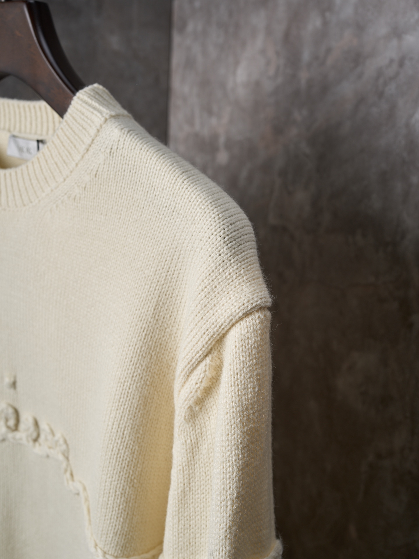 P225


【实物挂拍】DIOR/迪奥 机缝线绣标识针织圆领长袖毛衣


【颜色】黑色 杏色
【现货】S M L XL

这款针织衫是二零二六春季男装系列新品，饰以Dior Ribbon 标志，向Dior 工坊的精湛工艺致敬。采用白色绵羊毛平纹针织面料精心制作，搭配罗纹圆领、袖口和底边。优雅版型，可与牛仔裤搭配，打造休闲时髦的精致造型。
Dior Ribbon 刺绣，罗纹圆领、袖口和底边

采用50%羊毛，50%棉纱。
胸口徽标采用正7针进口机织出，大小尺寸按原版1：1数据定织。
成衣洗水-去除羊毛表面杂质-固色-固定版型-添加手感。