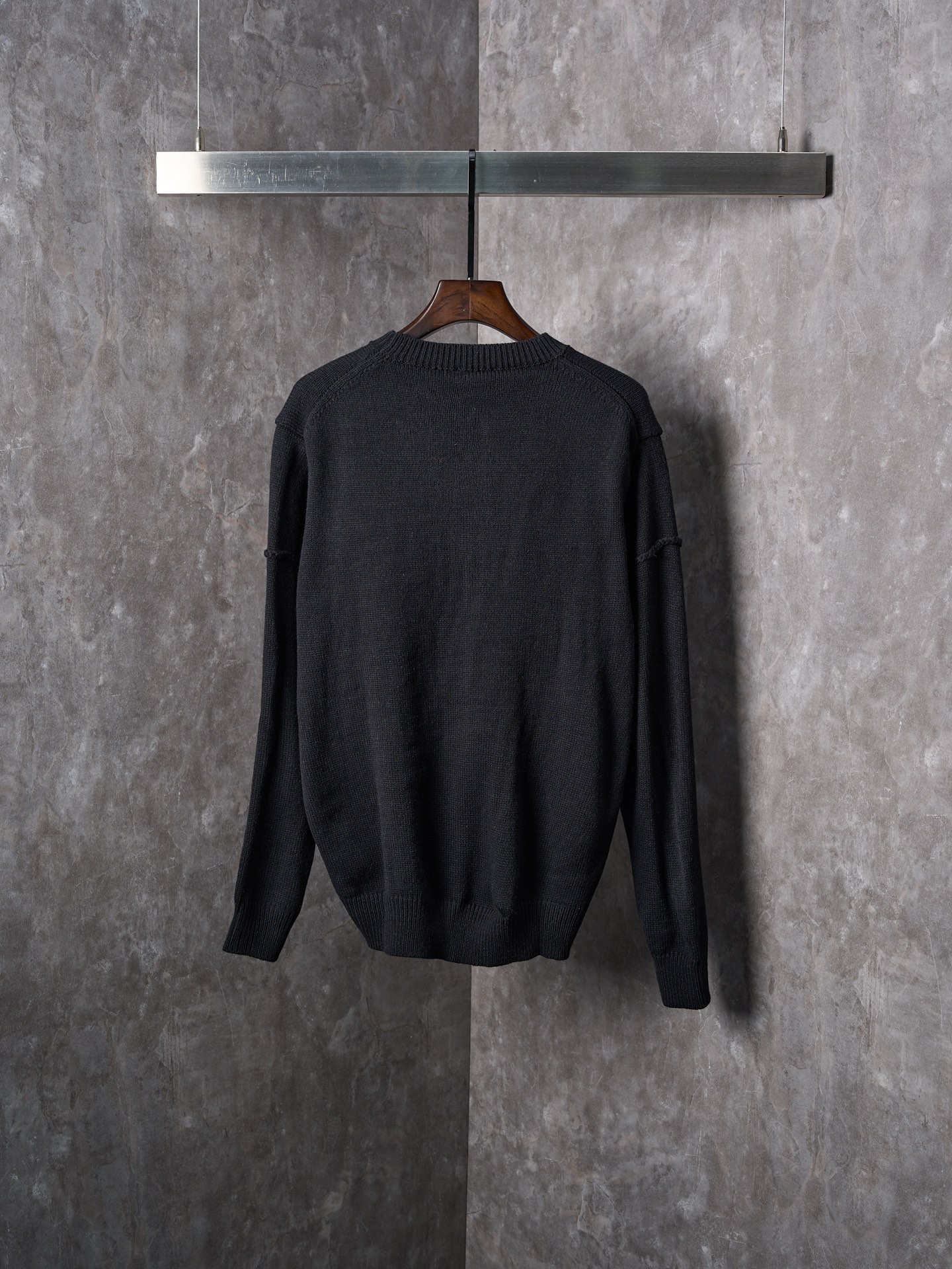 P225


【实物挂拍】DIOR/迪奥 机缝线绣标识针织圆领长袖毛衣


【颜色】黑色 杏色
【现货】S M L XL

这款针织衫是二零二六春季男装系列新品，饰以Dior Ribbon 标志，向Dior 工坊的精湛工艺致敬。采用白色绵羊毛平纹针织面料精心制作，搭配罗纹圆领、袖口和底边。优雅版型，可与牛仔裤搭配，打造休闲时髦的精致造型。
Dior Ribbon 刺绣，罗纹圆领、袖口和底边

采用50%羊毛，50%棉纱。
胸口徽标采用正7针进口机织出，大小尺寸按原版1：1数据定织。
成衣洗水-去除羊毛表面杂质-固色-固定版型-添加手感。