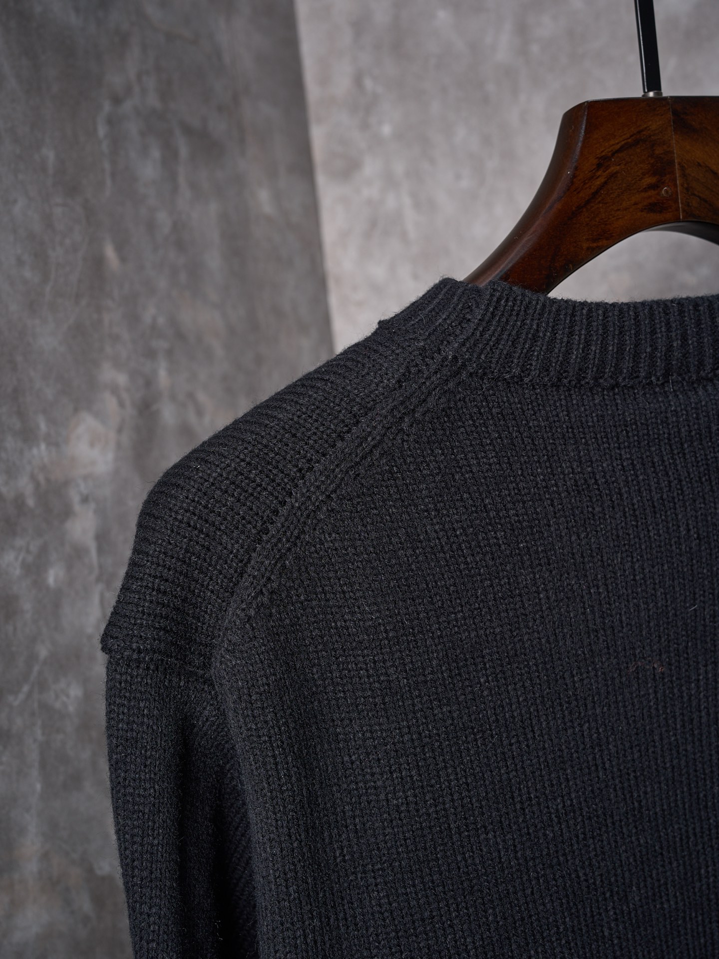 P225


【实物挂拍】DIOR/迪奥 机缝线绣标识针织圆领长袖毛衣


【颜色】黑色 杏色
【现货】S M L XL

这款针织衫是二零二六春季男装系列新品，饰以Dior Ribbon 标志，向Dior 工坊的精湛工艺致敬。采用白色绵羊毛平纹针织面料精心制作，搭配罗纹圆领、袖口和底边。优雅版型，可与牛仔裤搭配，打造休闲时髦的精致造型。
Dior Ribbon 刺绣，罗纹圆领、袖口和底边

采用50%羊毛，50%棉纱。
胸口徽标采用正7针进口机织出，大小尺寸按原版1：1数据定织。
成衣洗水-去除羊毛表面杂质-固色-固定版型-添加手感。