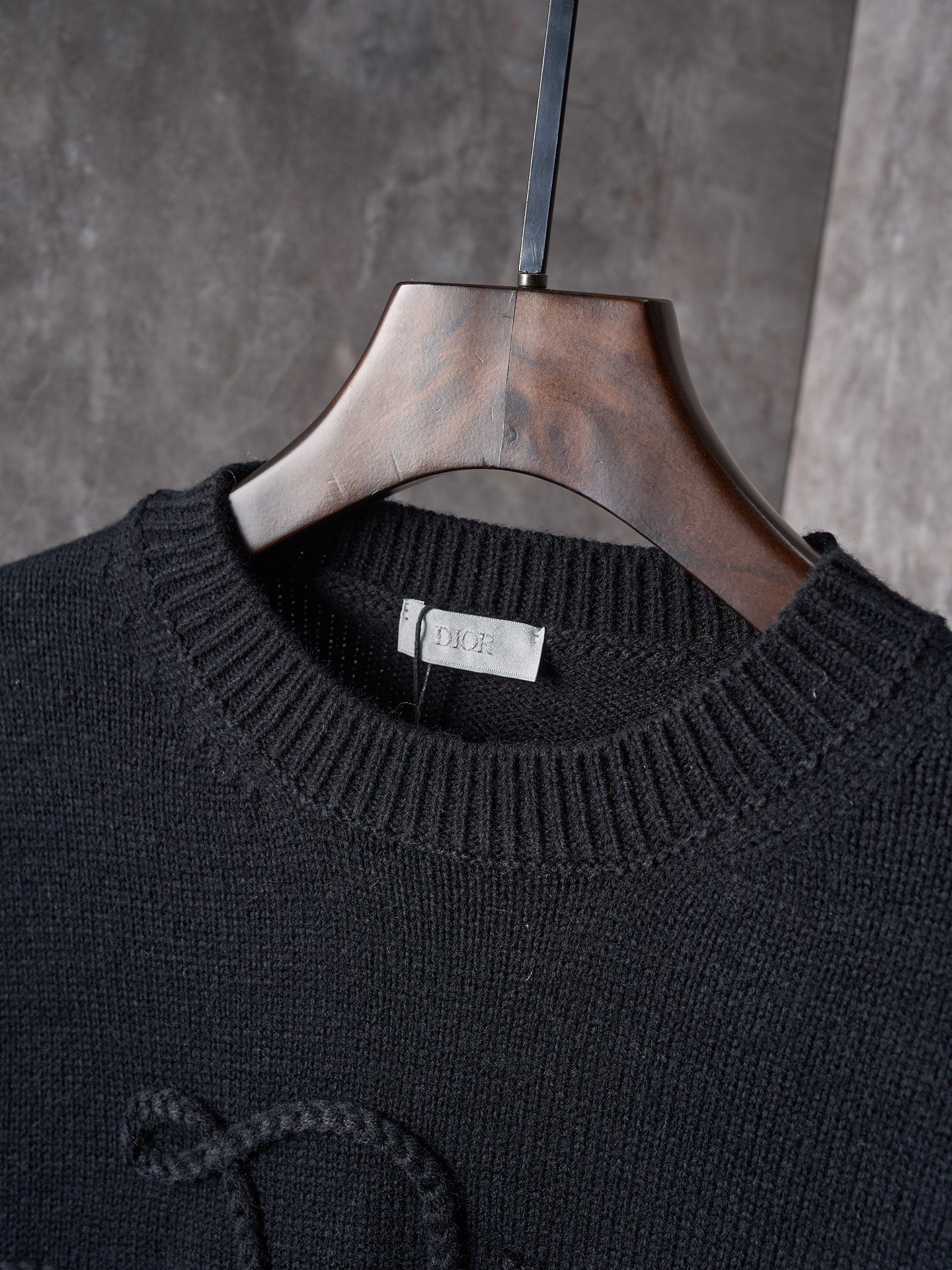 P225


【实物挂拍】DIOR/迪奥 机缝线绣标识针织圆领长袖毛衣


【颜色】黑色 杏色
【现货】S M L XL

这款针织衫是二零二六春季男装系列新品，饰以Dior Ribbon 标志，向Dior 工坊的精湛工艺致敬。采用白色绵羊毛平纹针织面料精心制作，搭配罗纹圆领、袖口和底边。优雅版型，可与牛仔裤搭配，打造休闲时髦的精致造型。
Dior Ribbon 刺绣，罗纹圆领、袖口和底边

采用50%羊毛，50%棉纱。
胸口徽标采用正7针进口机织出，大小尺寸按原版1：1数据定织。
成衣洗水-去除羊毛表面杂质-固色-固定版型-添加手感。