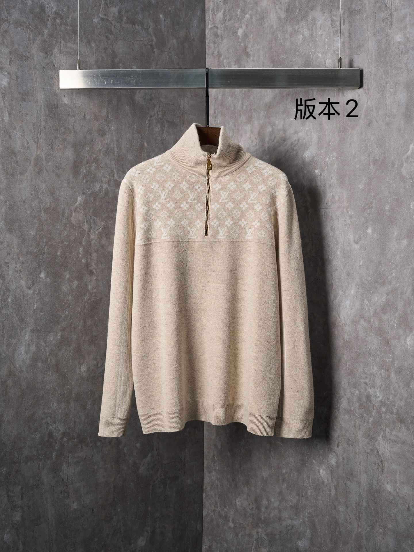 P200


【实物挂拍】LV/路易威登 罗纹绵羊毛半拉链套头毛衣（版本2）


【现货】S M L XL

本款半拉链套头衫取材柔暖绵羊毛混纺，以闲雅格调与经典色彩成就冬季衣橱佳选。衣领内与抵肩处的撞色 Monogram 图案与衣袖下方动感条纹构筑考究细节。可作衬衫或 T 恤，正式休闲两相宜。标准版型

主面料: 面料1: 64% 绵羊毛, 19% 粘胶纤维, 17% 锦纶; 
面料2: 71% 绵羊毛, 15% 粘胶纤维, 14% 锦纶; 
罗纹: 89% 绵羊毛, 10% 锦纶, 1% 氨纶;罗纹衣领内里饰有标识图案，抵肩全幅饰有标识图案，衣袖处下方饰有撞色条纹，罗纹袖口和下摆 半拉链