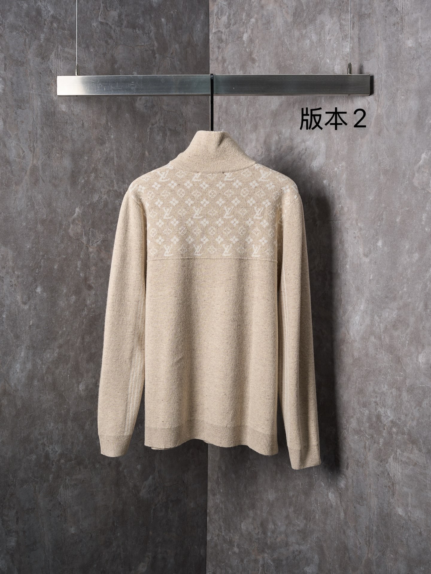 P200


【实物挂拍】LV/路易威登 罗纹绵羊毛半拉链套头毛衣（版本2）


【现货】S M L XL

本款半拉链套头衫取材柔暖绵羊毛混纺，以闲雅格调与经典色彩成就冬季衣橱佳选。衣领内与抵肩处的撞色 Monogram 图案与衣袖下方动感条纹构筑考究细节。可作衬衫或 T 恤，正式休闲两相宜。标准版型

主面料: 面料1: 64% 绵羊毛, 19% 粘胶纤维, 17% 锦纶; 
面料2: 71% 绵羊毛, 15% 粘胶纤维, 14% 锦纶; 
罗纹: 89% 绵羊毛, 10% 锦纶, 1% 氨纶;罗纹衣领内里饰有标识图案，抵肩全幅饰有标识图案，衣袖处下方饰有撞色条纹，罗纹袖口和下摆 半拉链