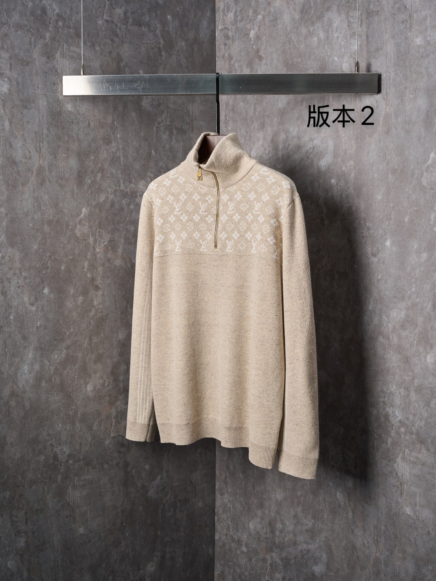 P200


【实物挂拍】LV/路易威登 罗纹绵羊毛半拉链套头毛衣（版本2）


【现货】S M L XL

本款半拉链套头衫取材柔暖绵羊毛混纺，以闲雅格调与经典色彩成就冬季衣橱佳选。衣领内与抵肩处的撞色 Monogram 图案与衣袖下方动感条纹构筑考究细节。可作衬衫或 T 恤，正式休闲两相宜。标准版型

主面料: 面料1: 64% 绵羊毛, 19% 粘胶纤维, 17% 锦纶; 
面料2: 71% 绵羊毛, 15% 粘胶纤维, 14% 锦纶; 
罗纹: 89% 绵羊毛, 10% 锦纶, 1% 氨纶;罗纹衣领内里饰有标识图案，抵肩全幅饰有标识图案，衣袖处下方饰有撞色条纹，罗纹袖口和下摆 半拉链
