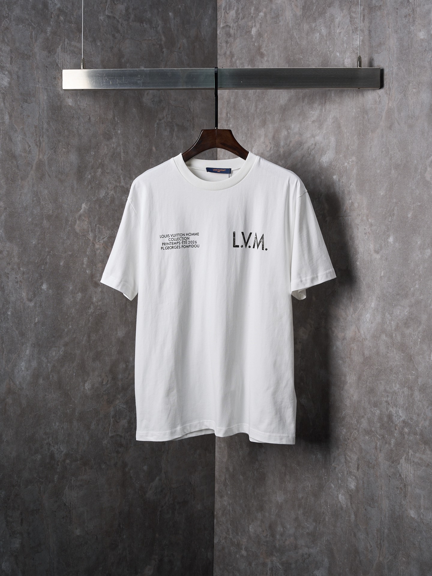 P125 Subasta real] Camiseta de manga corta con cuello redondo y estampado de letras desgastadas LV / Louis Vuitton [Sto…