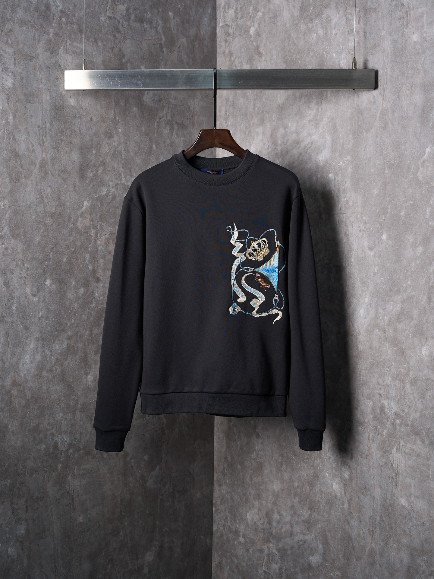P200 Subasta real] Sudadera de manga larga con cuello redondo y bordado de corona LV / Louis Vuitton [Stock listo] XS S…