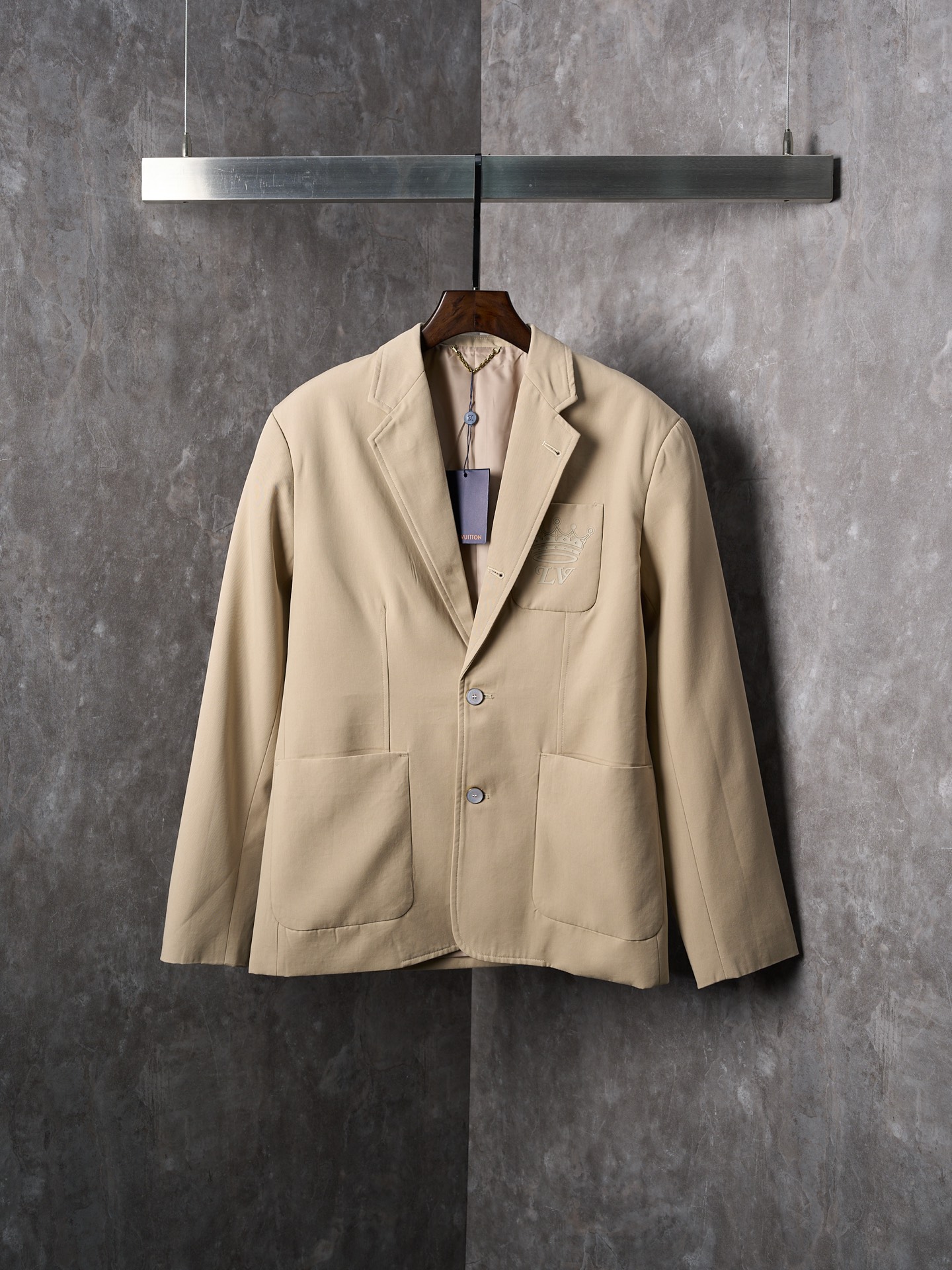 P285 Subasta real] Chaqueta de traje informal con parche de corona en relieve de la serie cápsula LV / Louis Vuitton [L…