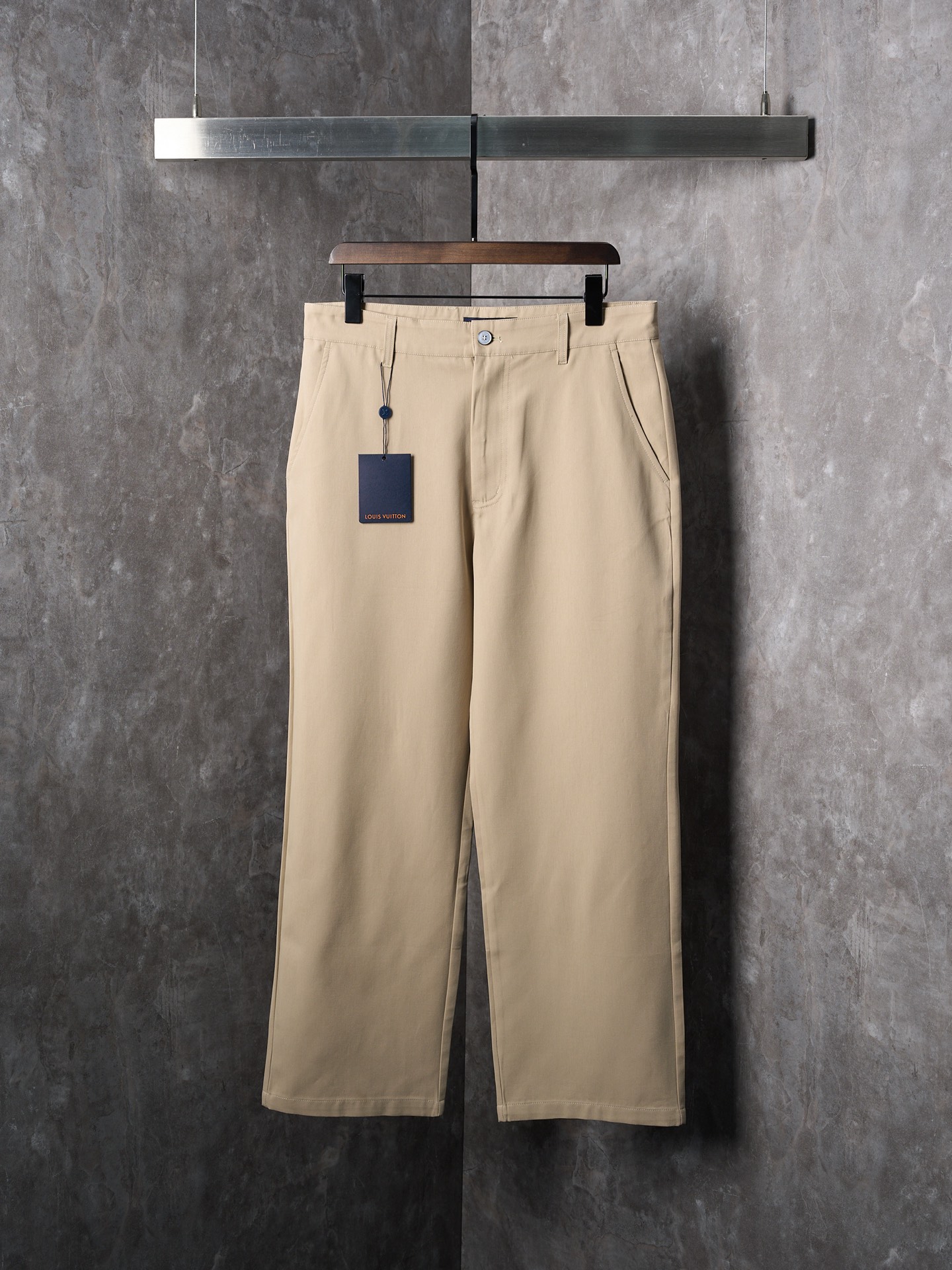 P210 Subasta real] Pantalones casuales con parche de corona en relieve de la serie cápsula LV/Louis Vuitton [listo en s…