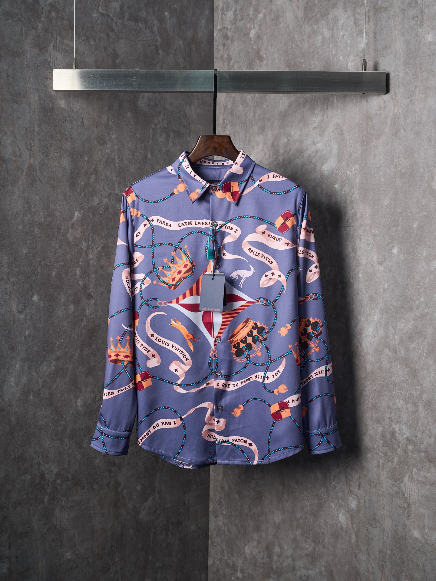 P195 Subasta colgante real] Camisa de manga larga con estampado de cuello pico de seda de morera LV / Louis Vuitton [St…