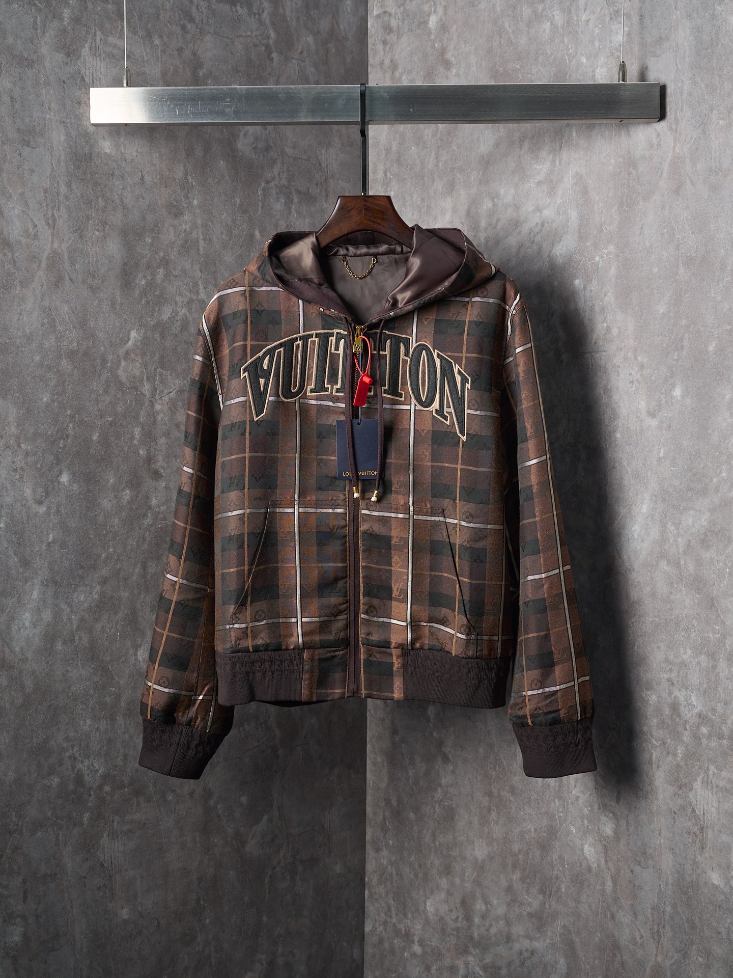 P290 Subasta real] Chaqueta con capucha de jacquard con logo bordado tridimensional de LV / Louis Vuitton [Stock listo]…