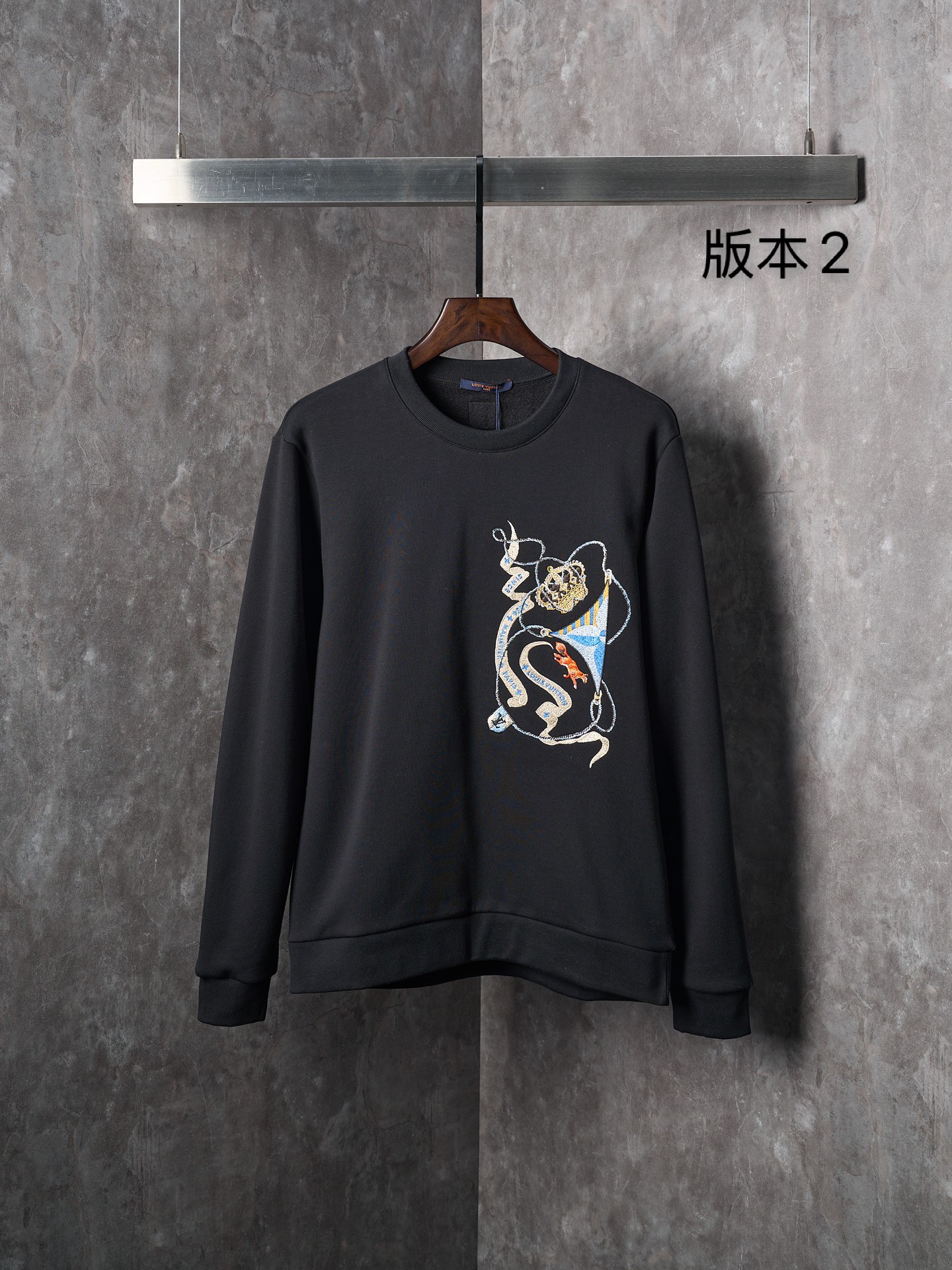 P185 Subasta real] Sudadera con cuello redondo y manga larga de terciopelo bordada con corona LV / Louis Vuitton (versi…