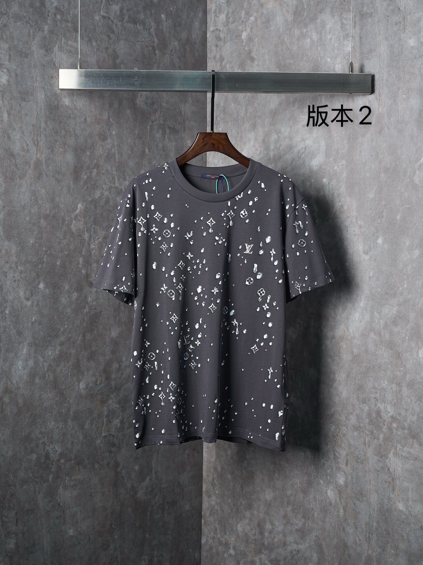 P130 Subasta real] LV / Louis Vuitton Camiseta de manga corta con cuello redondo y permanente MONOGRAM con gota de agua…