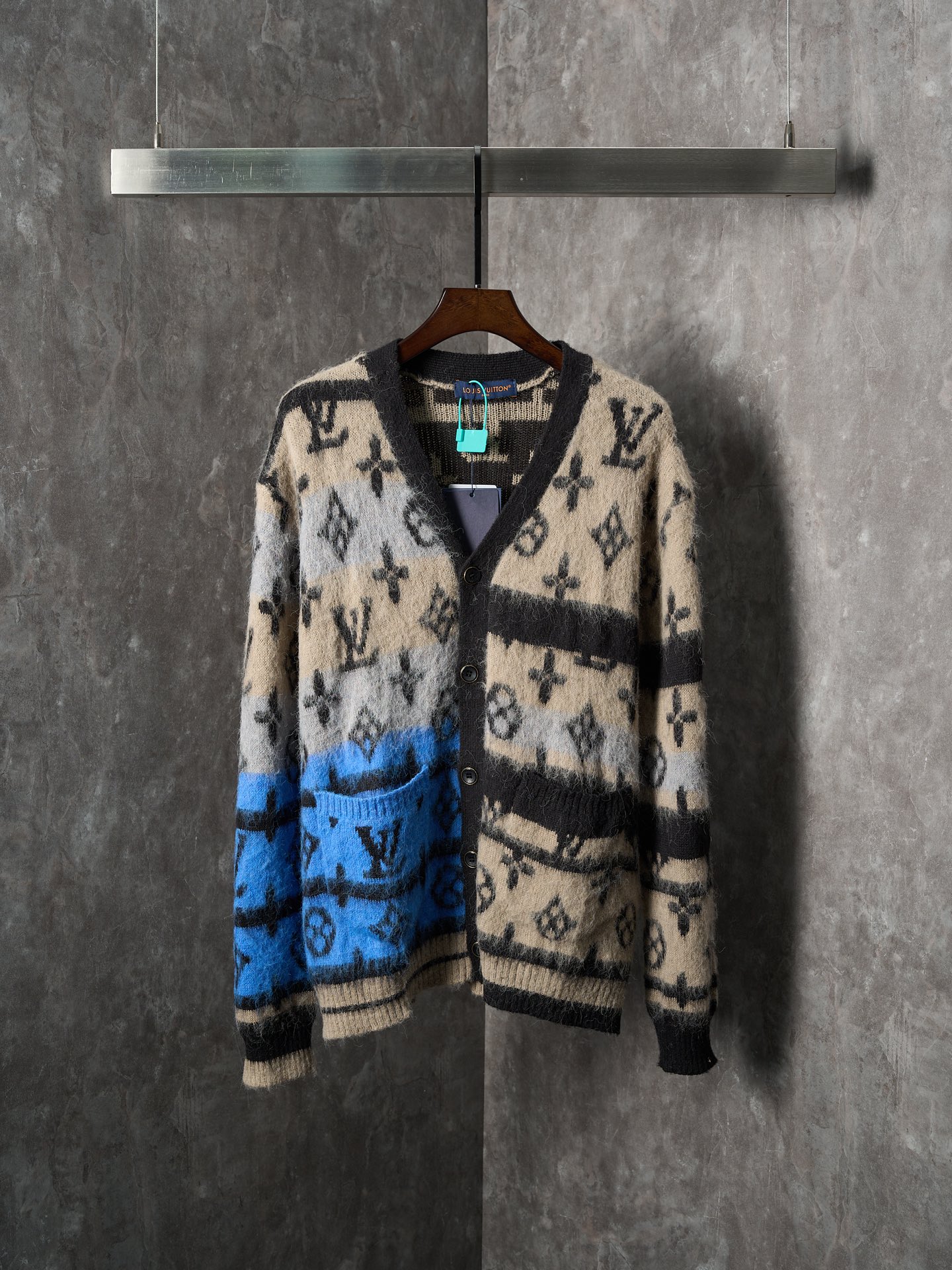 P240 Subasta real] Chaqueta tipo cárdigan de punto de mohair jacquard a rayas en contraste LV / Louis Vuitton [Stock li…