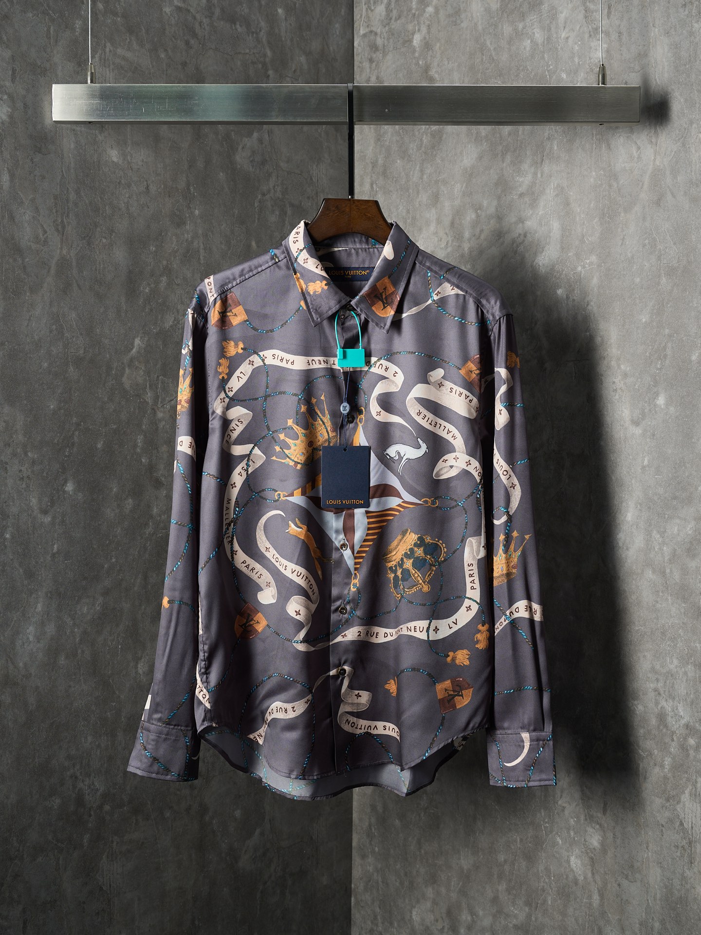P200 [Subasta real] Camisa de manga larga de seda de morera con estampado de faja de corona LV / Louis Vuitton [Stock l…