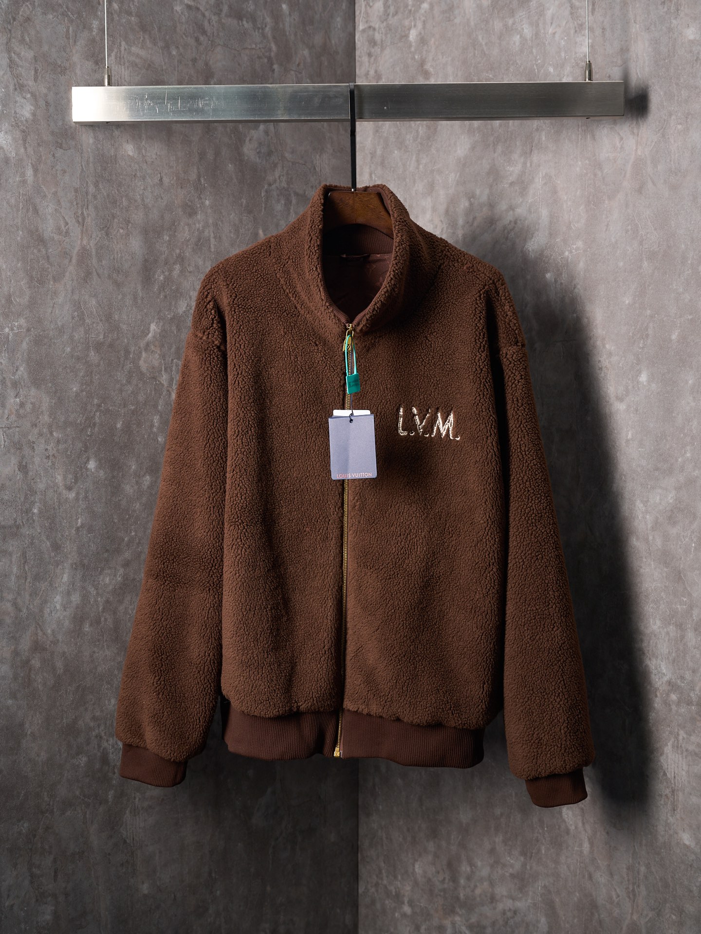 P290 Subasta real] Chaqueta tipo túnica de gamuza bordada con letras marrones LV / Louis Vuitton [disponibilidad lista]…
