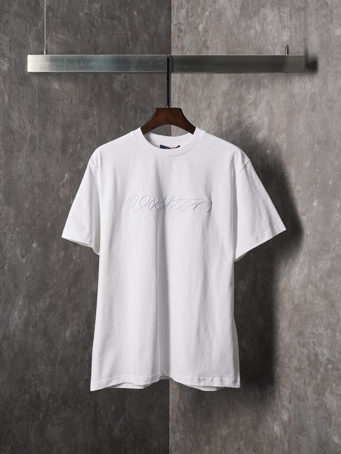 P115 Subasta real] LV / Louis Vuitton Camiseta de manga corta bordada con el logotipo de la firma manuscrita [Stock lis…