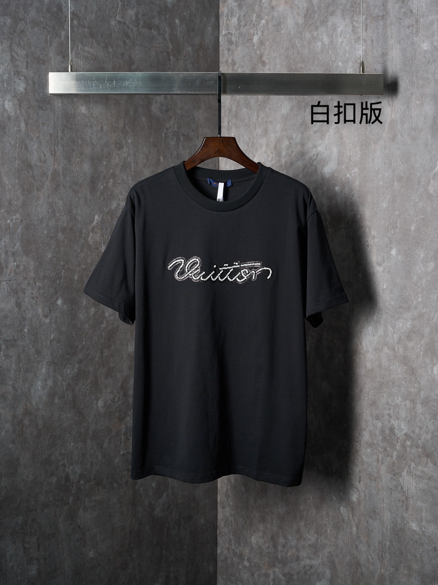 P120 Subasta real] Camiseta de manga corta bordada con logo de cuentas en el pecho LV / Louis Vuitton (versión con boto…
