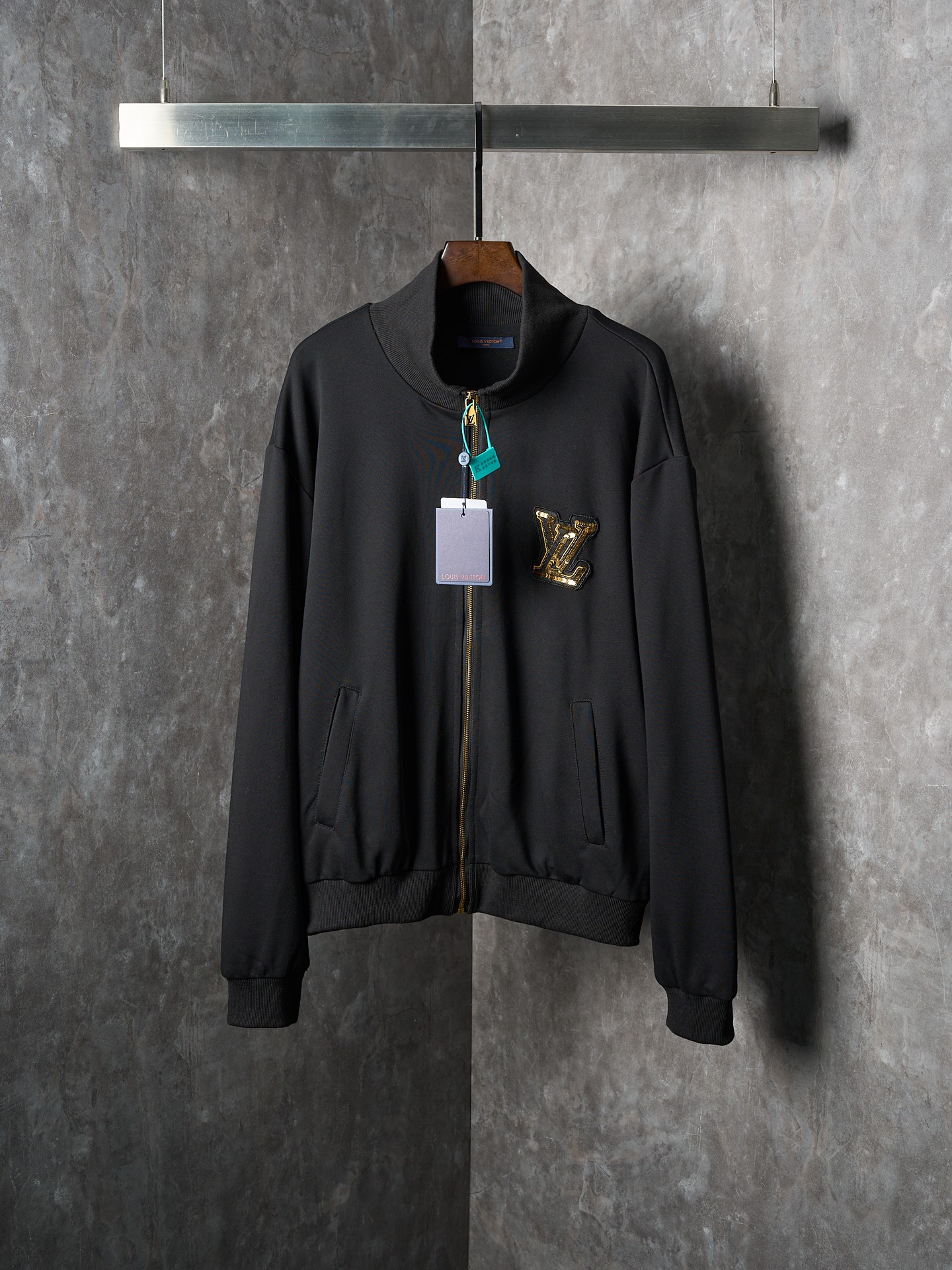P255 Subasta real] Chaqueta con cremallera y cuello alto con logo bordado de lentejuelas LV / Louis Vuitton [Stock list…
