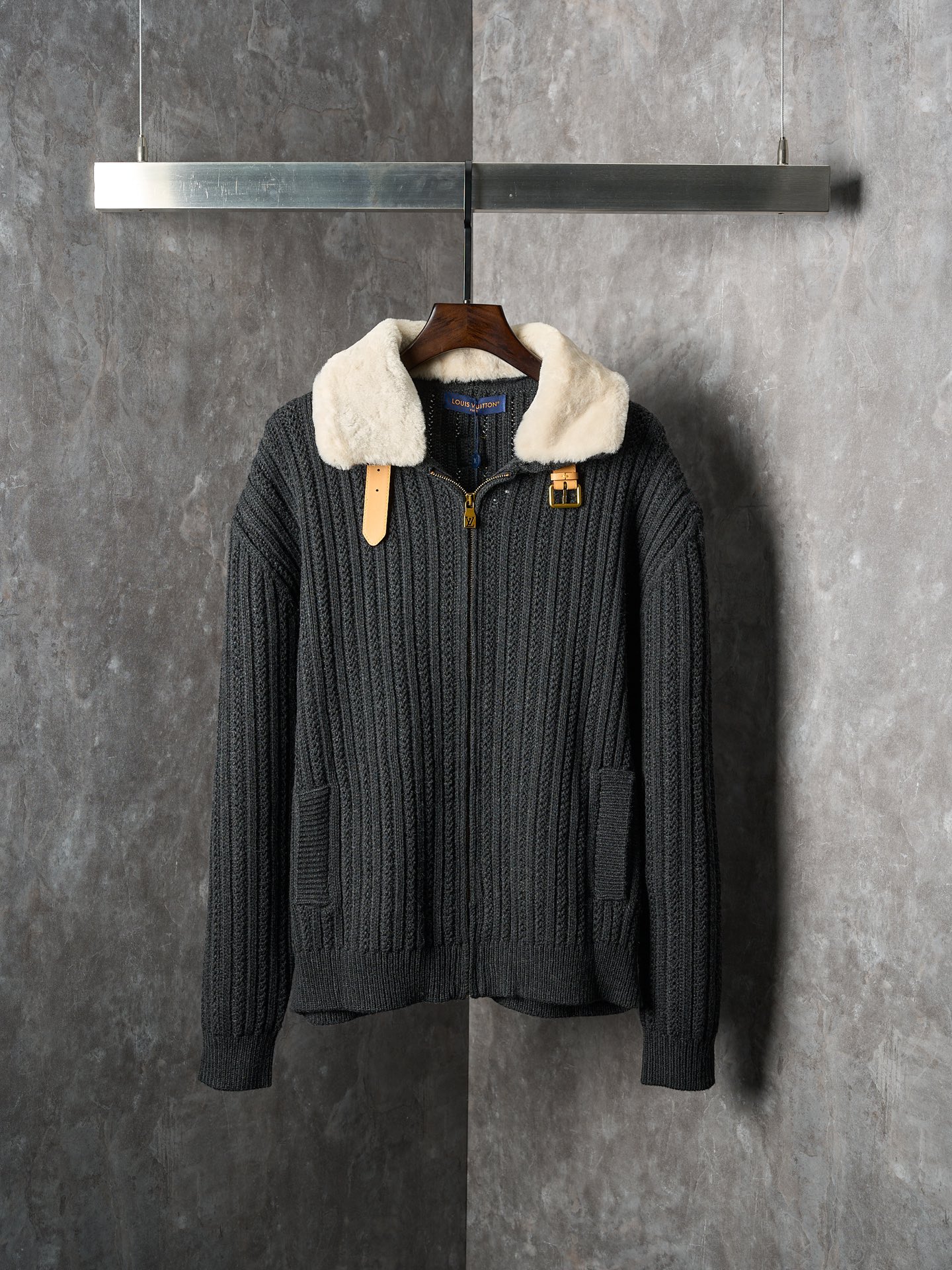 P320 Subasta real] LV / Louis Vuitton chaqueta con cremallera y cinturón con cuello de piel mezclada de lana de cachemi…