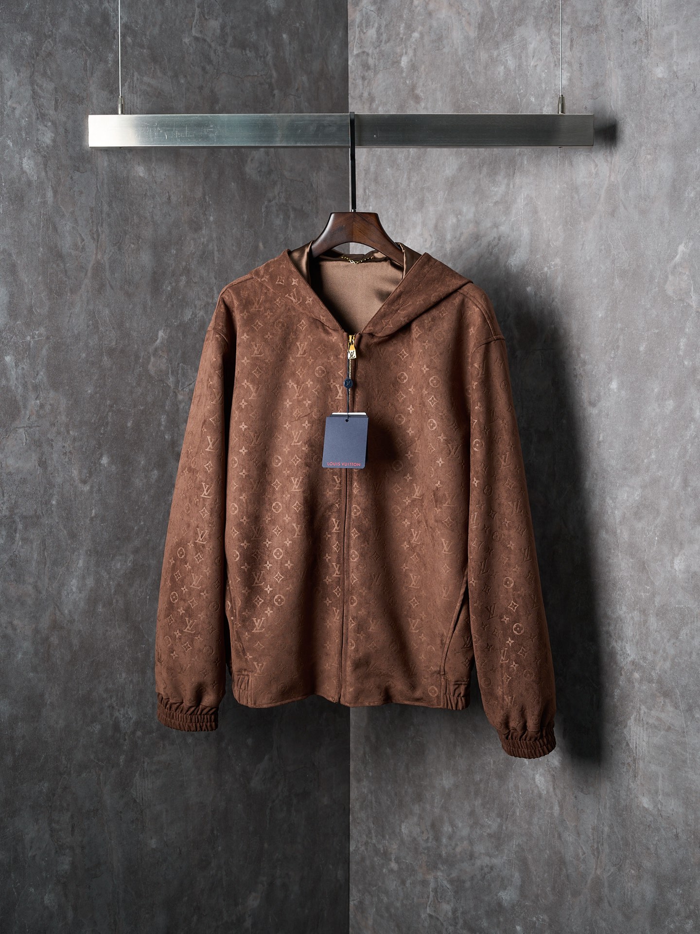 P340 [Subasta real] Chaqueta con capucha y cremallera para presbicia en relieve con estampado completo de gamuza LV/Lou…