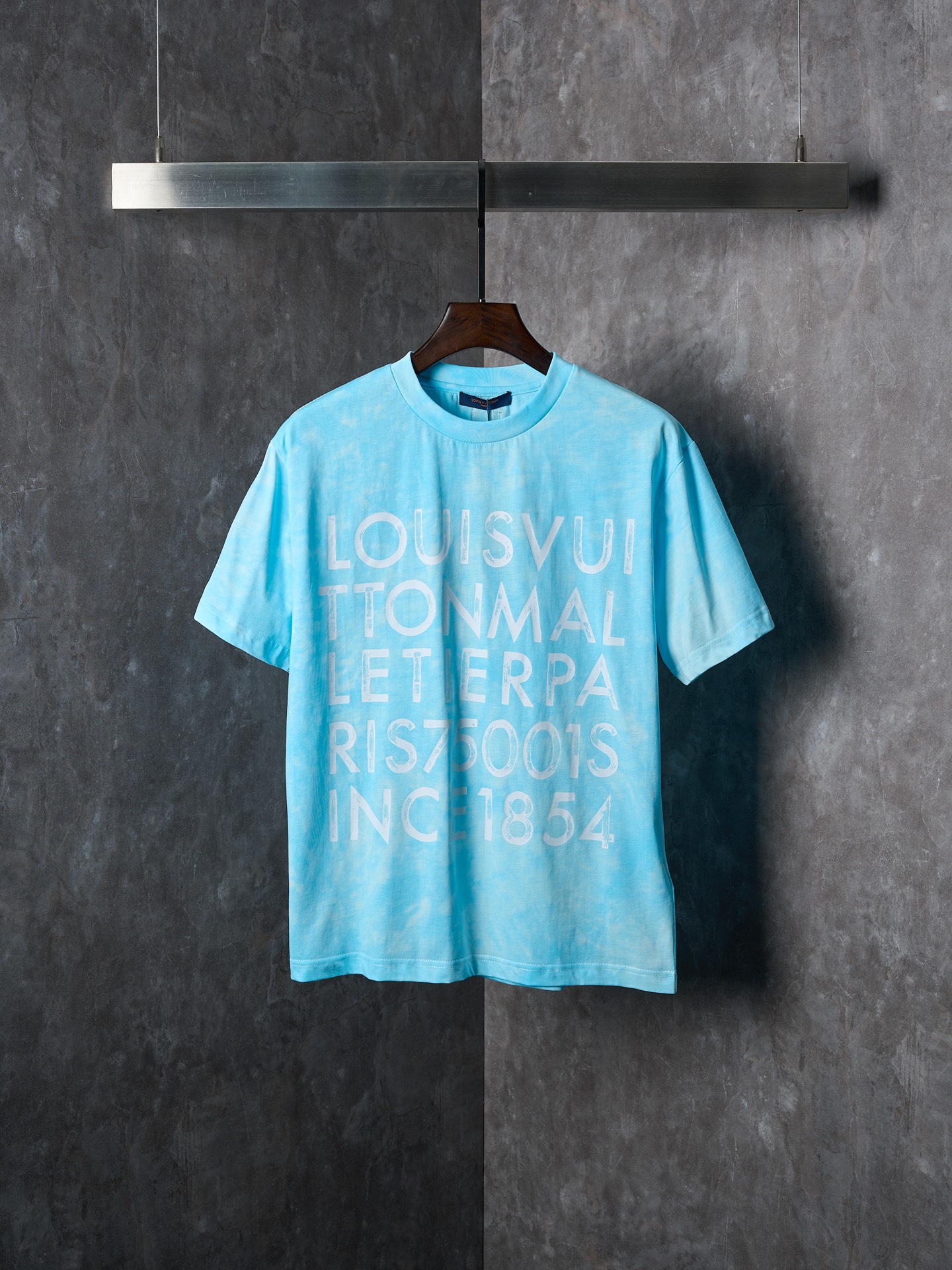 P135 [Subasta real] Camiseta de manga corta con estampado tie-dye y logo de letras LV/Louis Vuitton [En stock] El logo …
