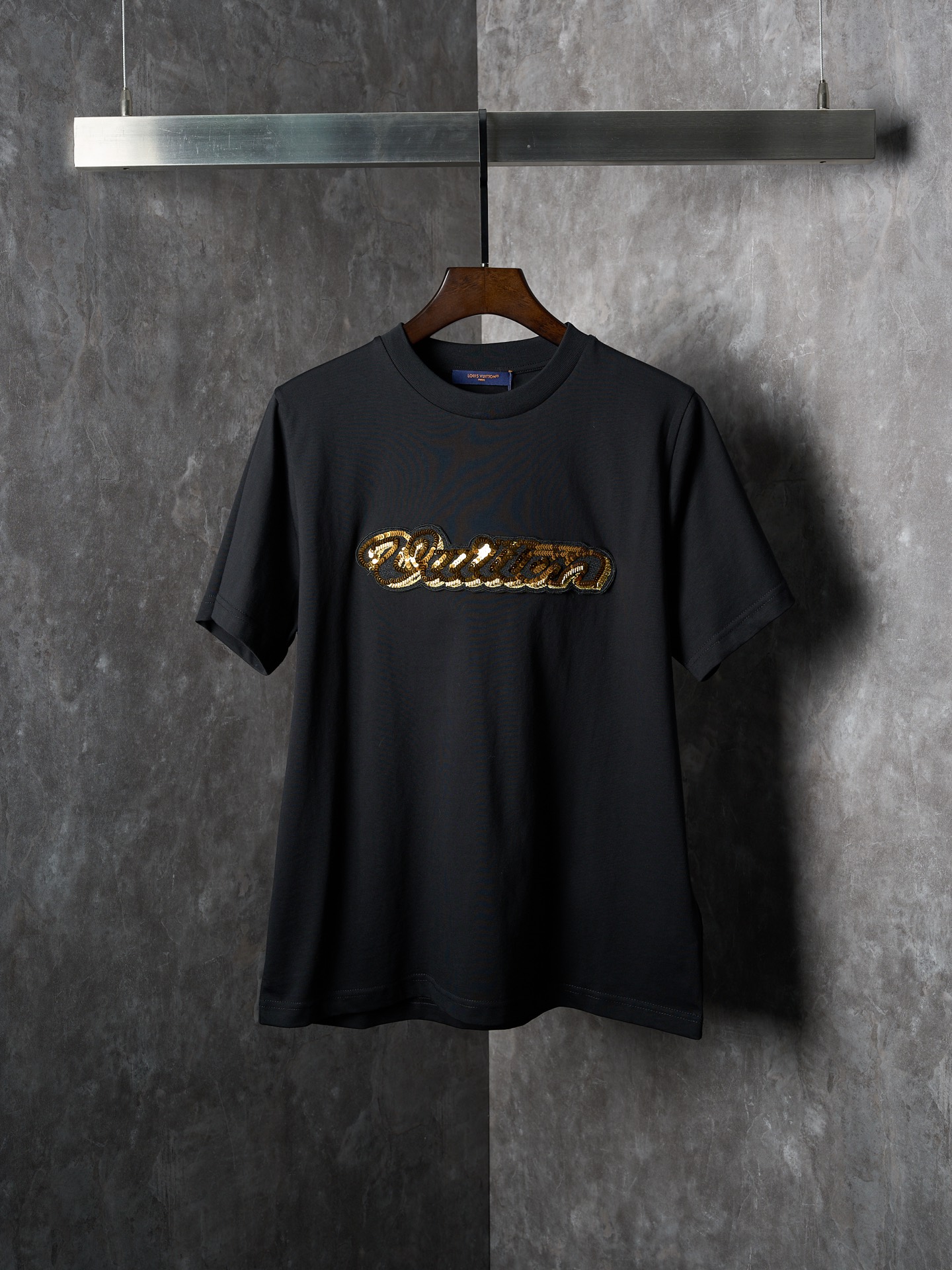 P145 [Subasta real] Camiseta de manga corta con cuello redondo y logo bordado con lentejuelas LV/Louis Vuitton [Stock l…