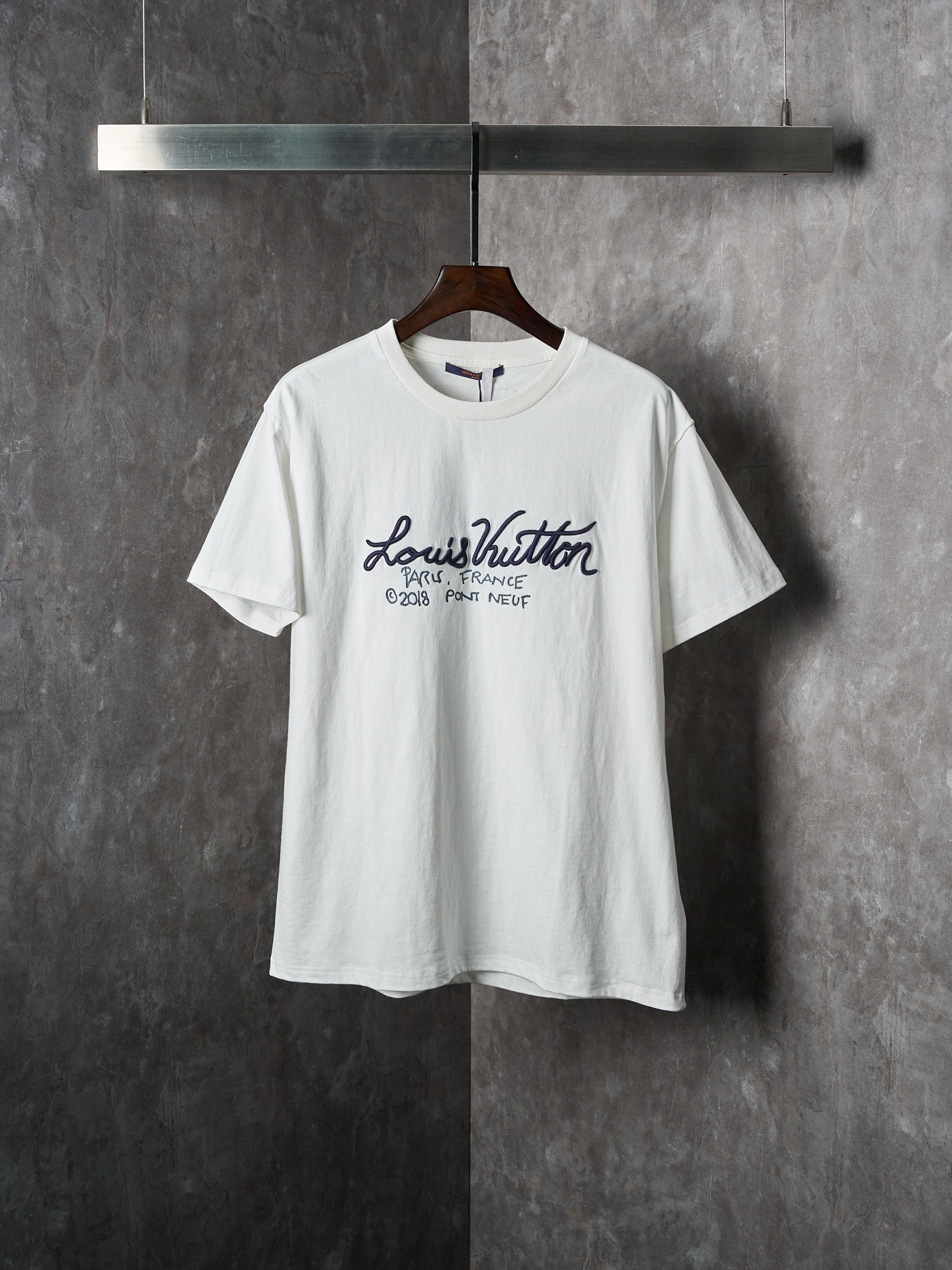 P120 [subasta colgante real] Camiseta de manga corta bordada con estampado clásico característico de LV / Louis Vuitton…