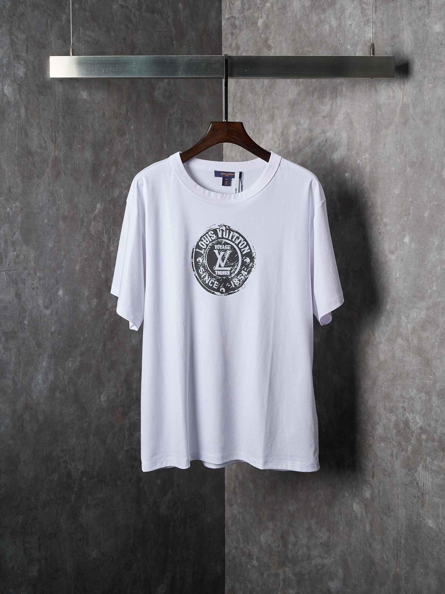 P120 [Subasta real] Camiseta de manga corta con cuello redondo de algodón estampado LV/Louis Vuitton [Listo stock] S M L