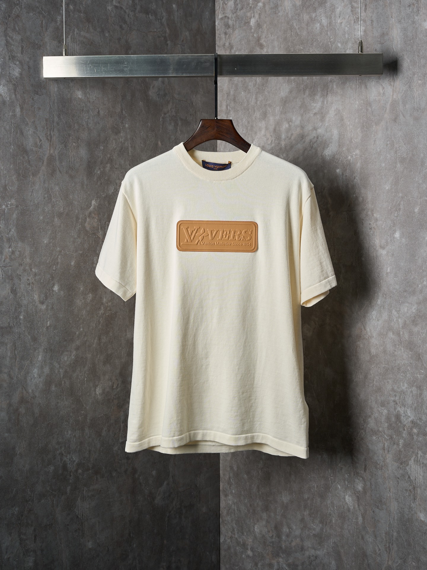P180 [Subasta real] Camiseta de manga corta con cuello redondo de algodón LV/Louis Vuitton con parches [Stock listo] S …