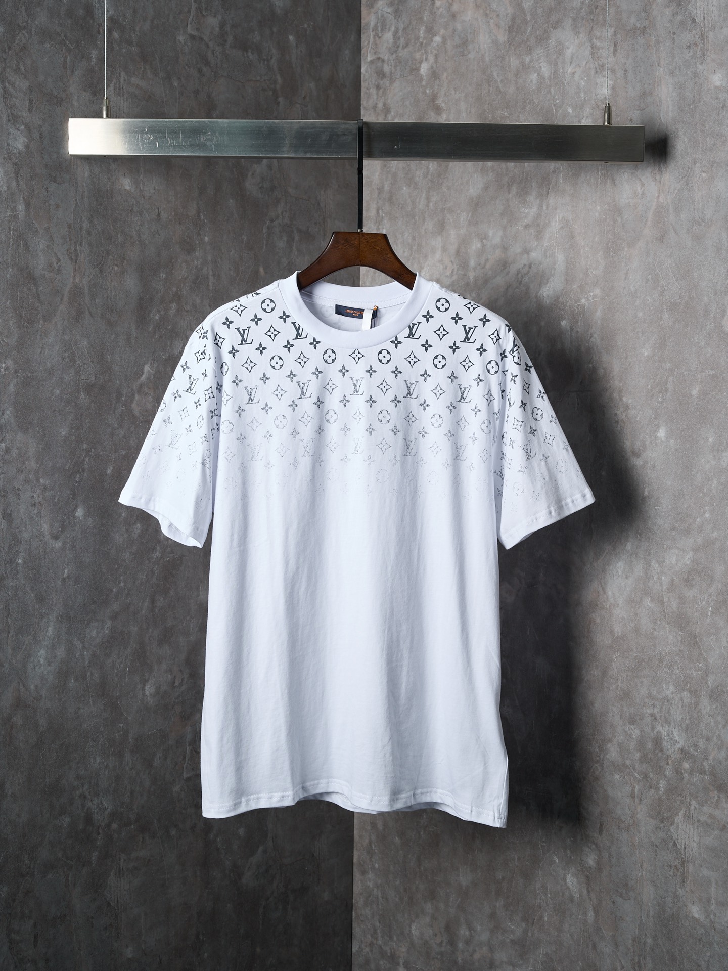 P115 [Subasta real] Camiseta de manga corta con cuello redondo y algodón degradado clásico LV / Louis Vuitton [Stock li…