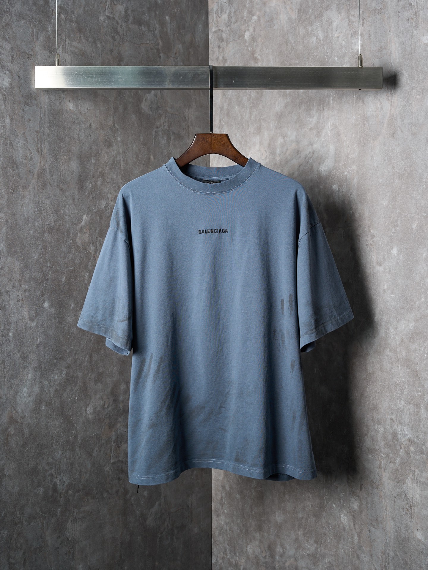 P125 [Artículo real] BALENCIAGA/Paris camiseta de manga corta con cuello redondo y bordado de efecto descolorido [En st…
