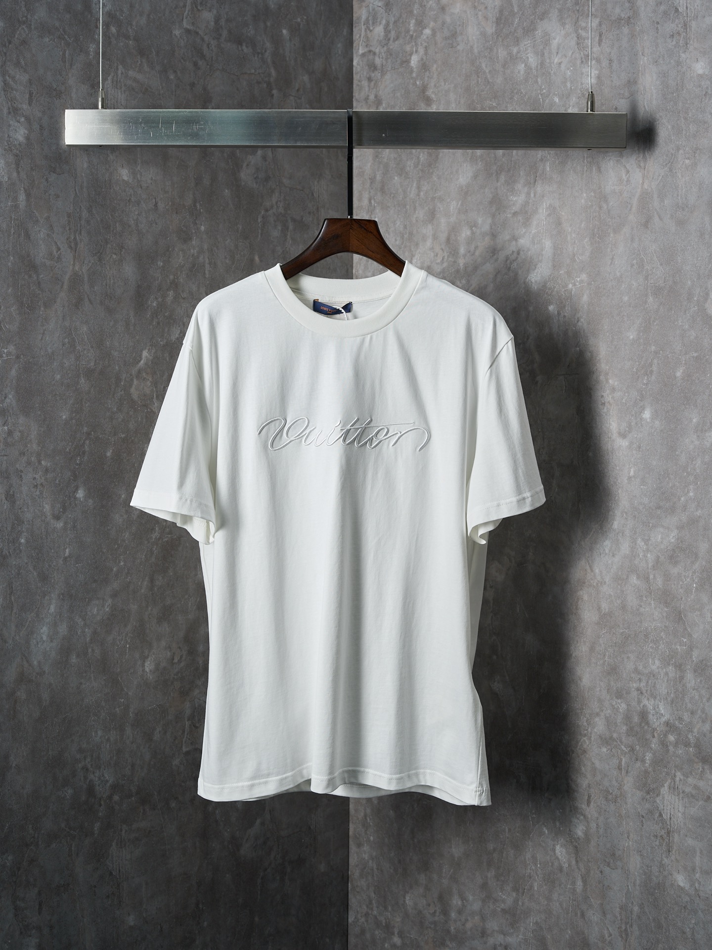 P115 [Subasta real] Camiseta de manga corta con cuello redondo de algodón bordado con logo escrito a mano LV / Louis Vu…