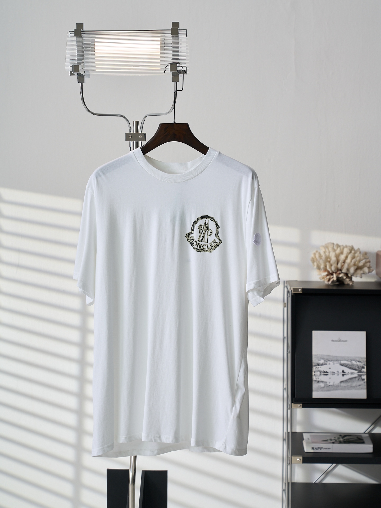 @120【Artículo real colgado】MONCLER/蒙口 Camiseta de manga corta con cuello redondo y estampado de pasta de goma de logoti…