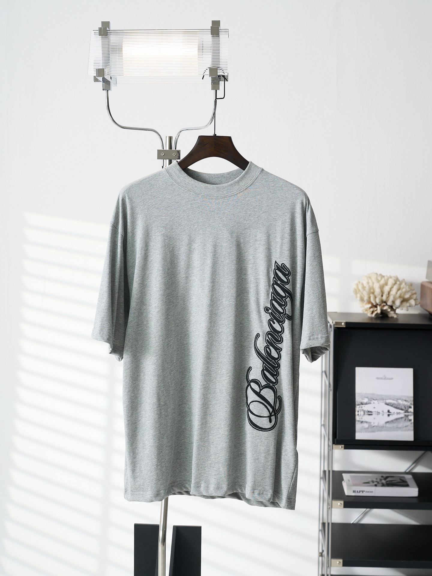 P125 [Artículo real] BALENCIAGA/Paris Balenciaga Camiseta de cuello redondo con bordado de letras cursivas [En stock] S…
