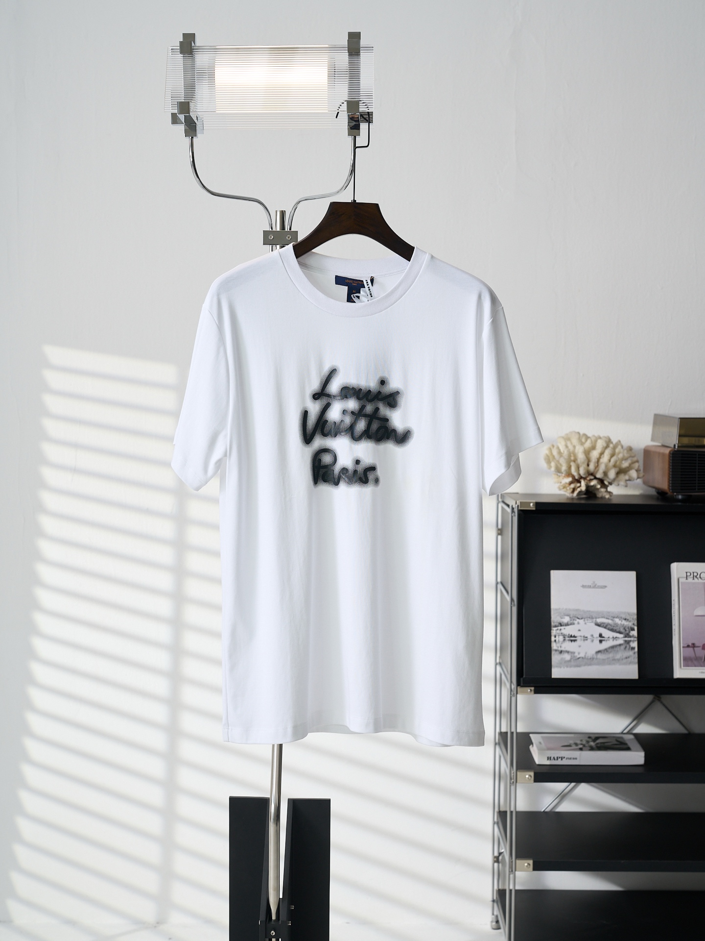 P120 [Subasta real] Camiseta de manga corta con cuello redondo y logo de neón LV/Louis Vuitton [Stock listo] S M L