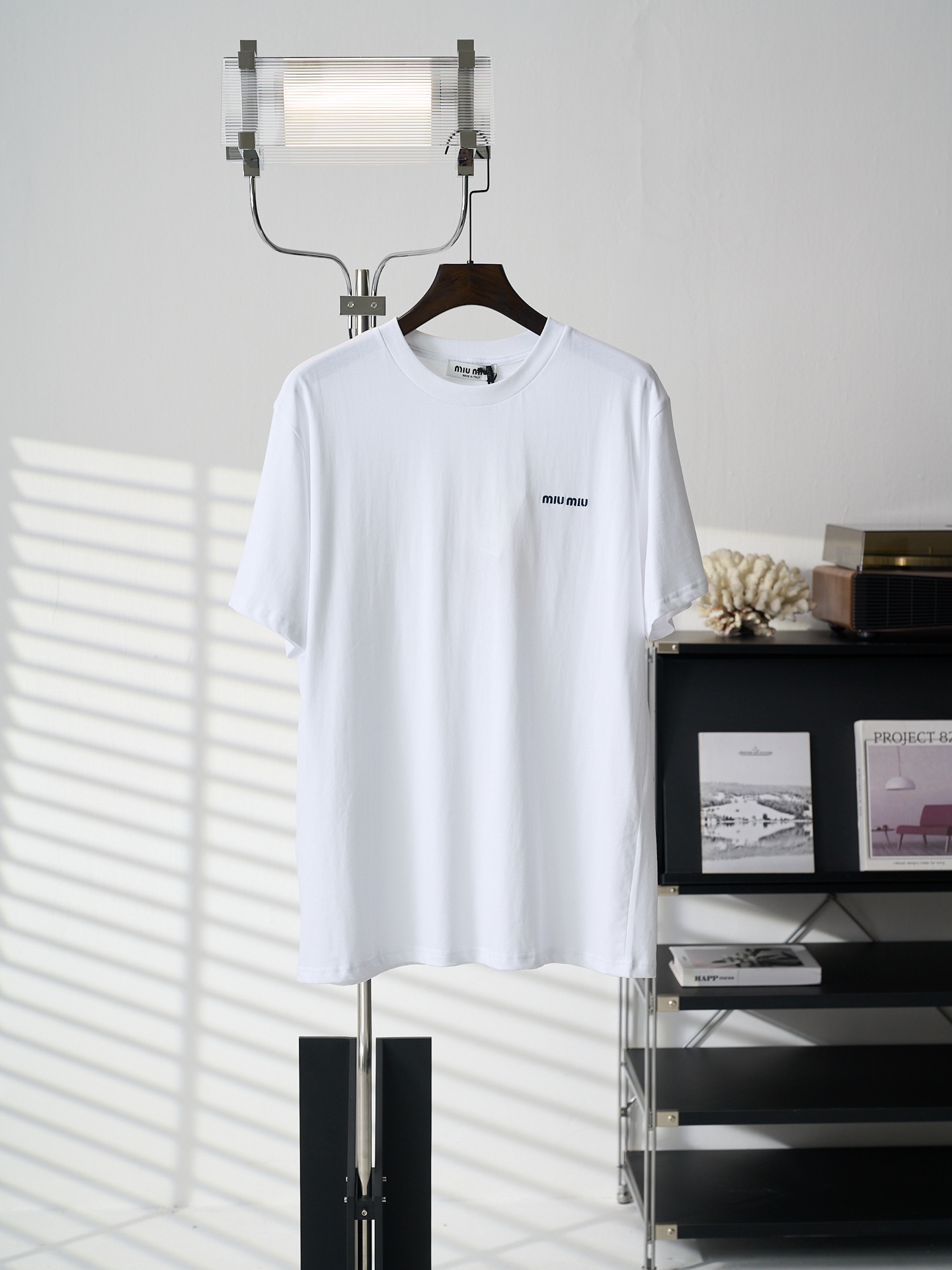 @120【实物挂拍】MIUMIU/缪缪 徽标刺绣圆领短袖T恤 【现货】S M L XL 正品5999购入开发，40支米兰精疏棉双纱200克，1*1索罗娜罗纹，进口刺绣，面料酵洗，定制1：1商标，合身版型