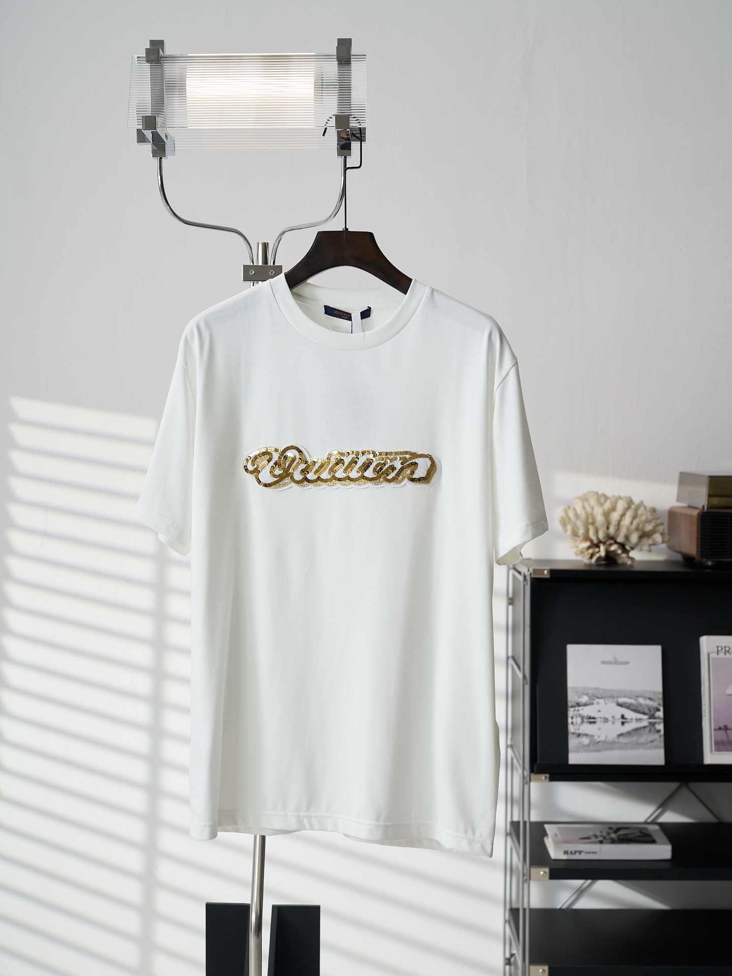 P125 [subasta real] Camiseta de manga corta con cuello redondo y bordado especial con logotipo decorado con lentejuelas…