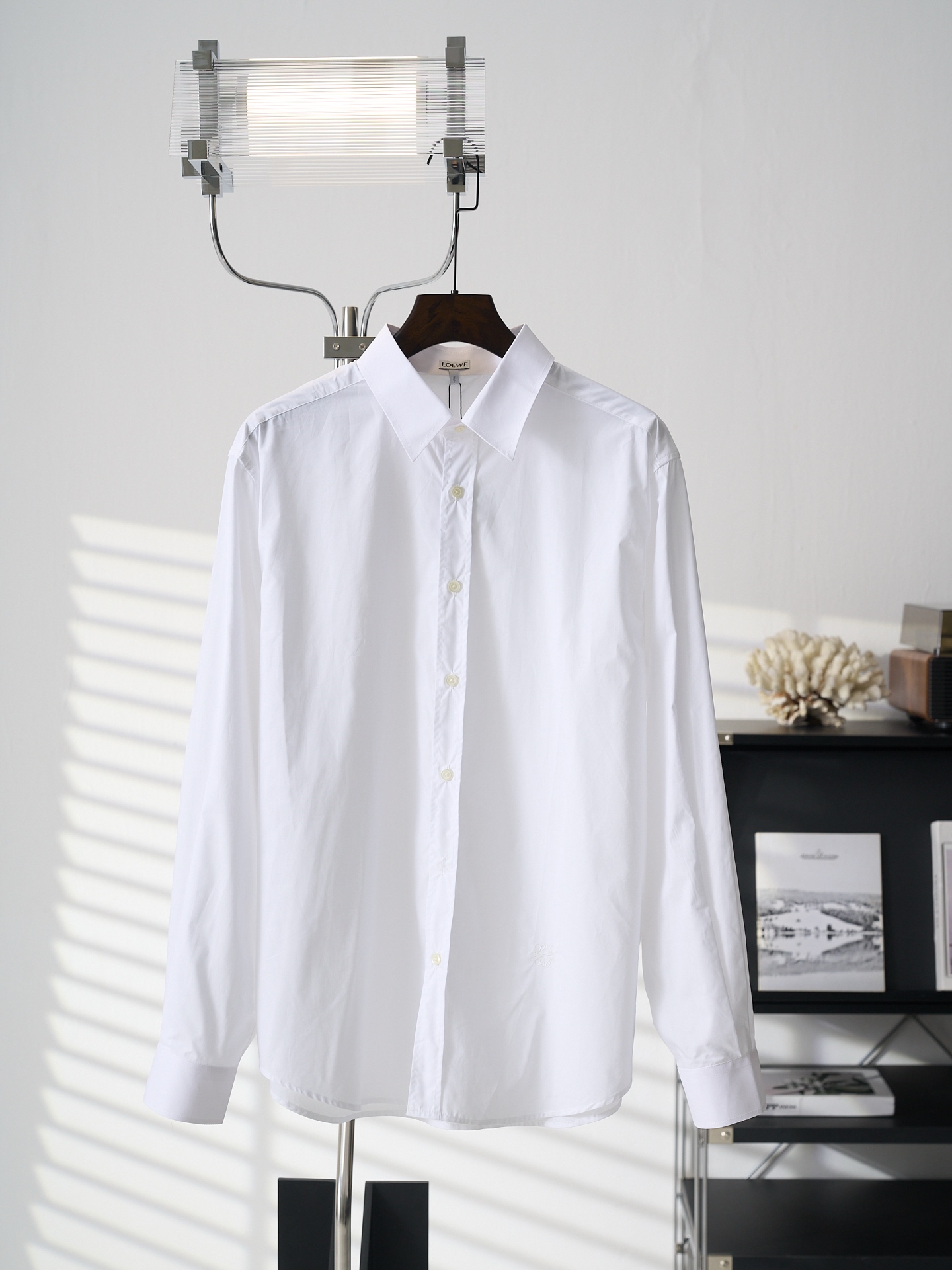 @185 [Fotografía del producto real] LOEWE/罗意威 Camisa de manga larga de algodón de cuello abierto, botonadura sencilla y…