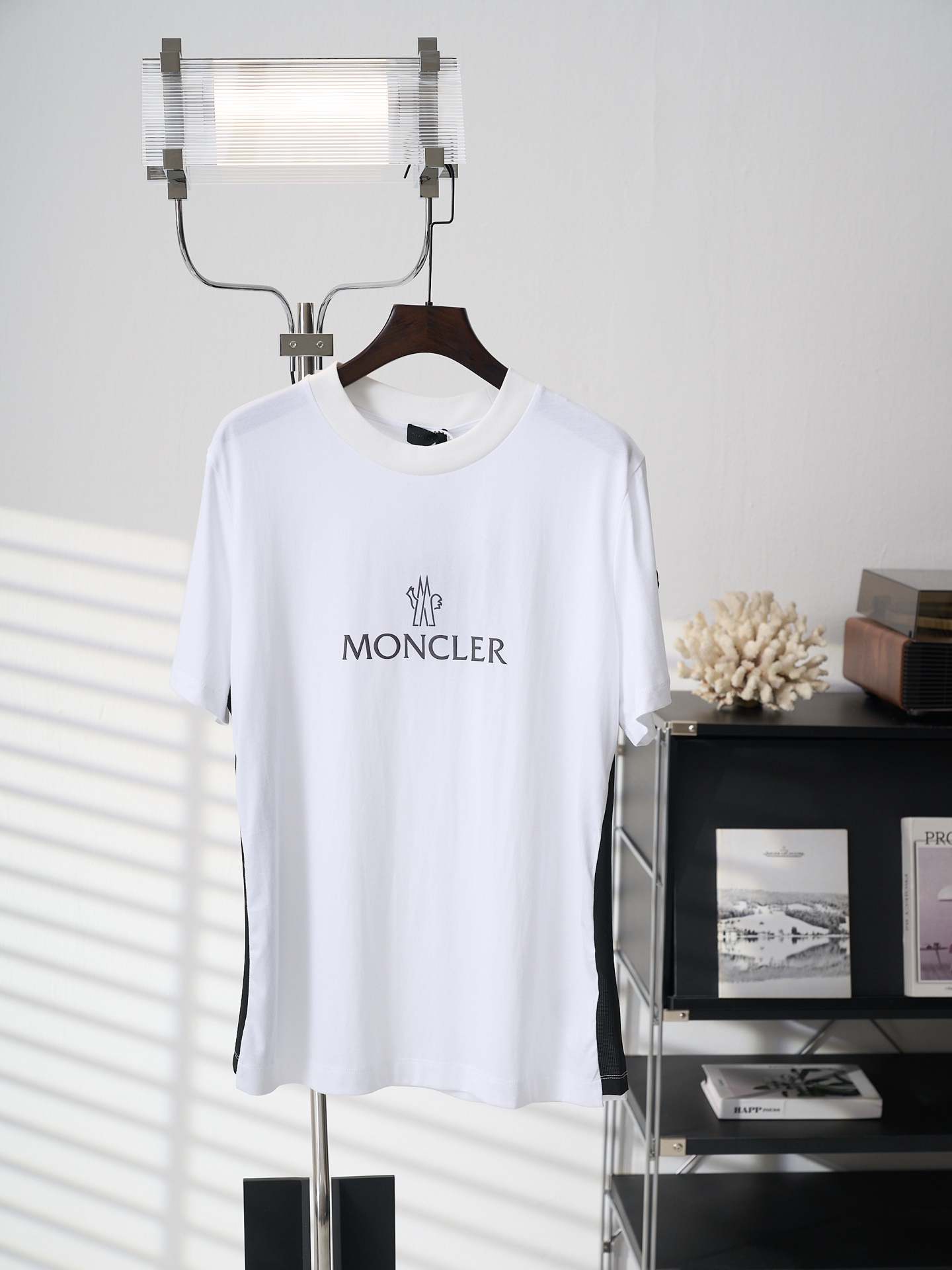 @125【Artículo real colgado】MONCLER/蒙口 Camiseta de manga corta con cuello redondo y estampado de pasta de goma 【En stock…