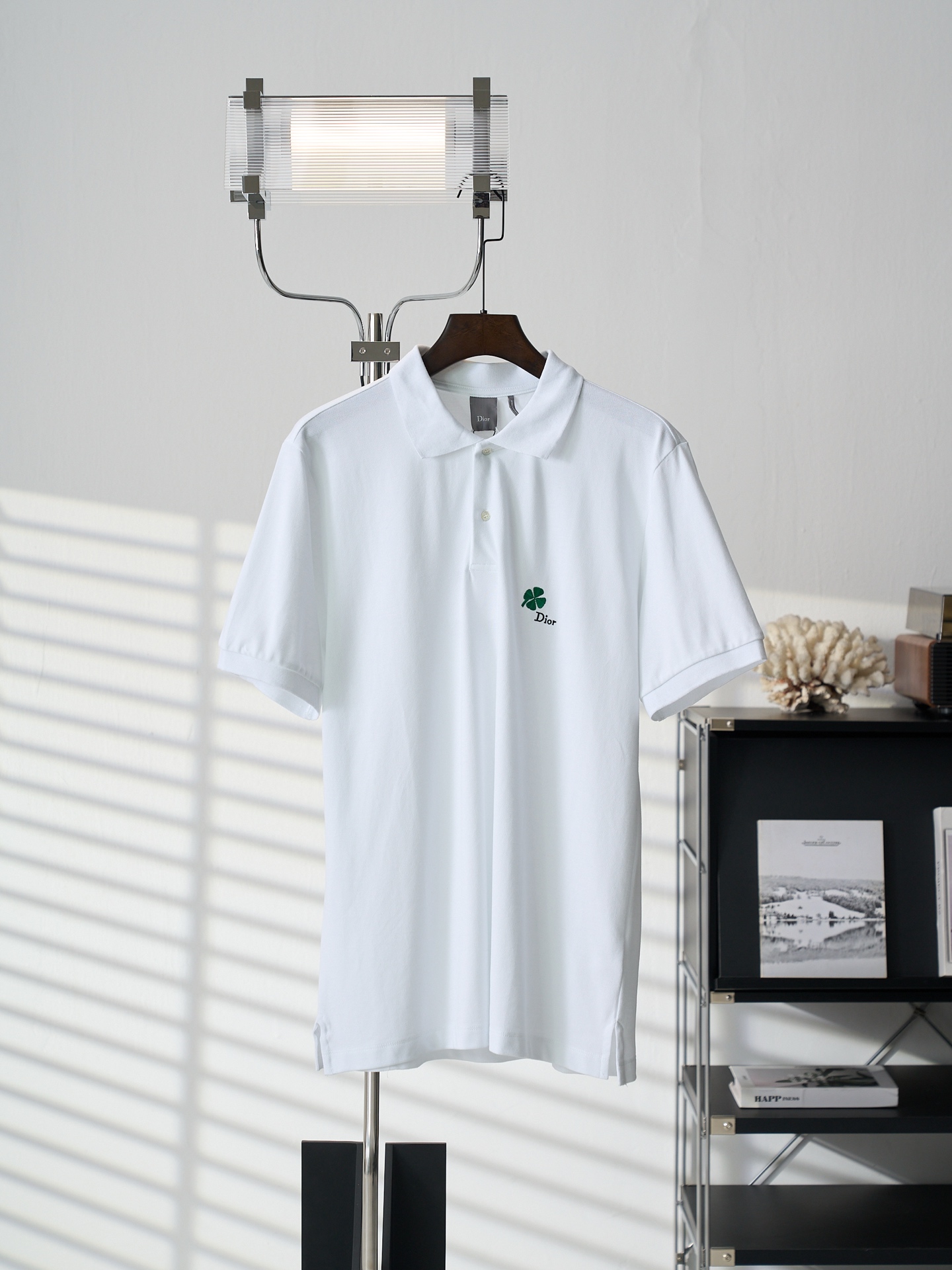 @ 145 [subasta real] Camisa POLO de manga corta con botones de nácar bordados con trébol de cuatro hojas de algodón DIO…