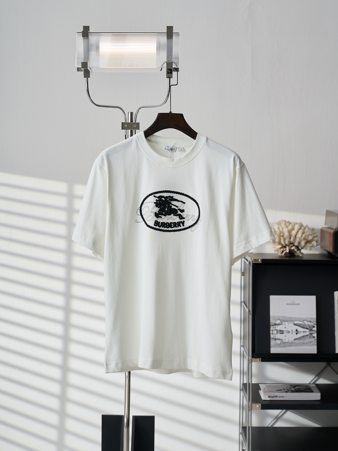 @ 140 [Subasta real] Camiseta de manga corta con cuello redondo y bordado flocado con sello BURBERRY/Burberry Equestria…