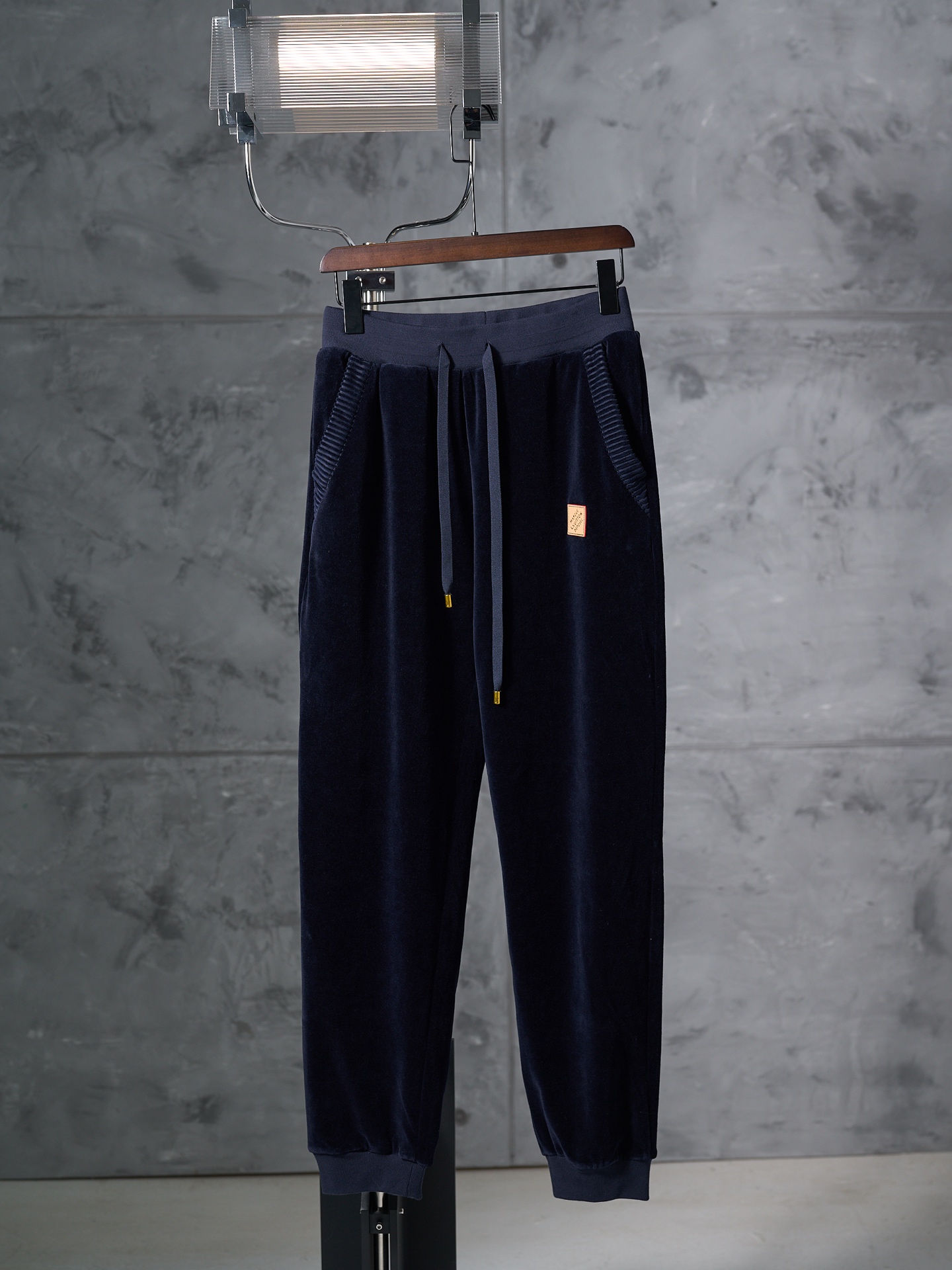 P215 [Subasta real] Pantalones deportivos de punto con cordón y terciopelo de color liso LV/Louis Vuitton [Stock listo]…