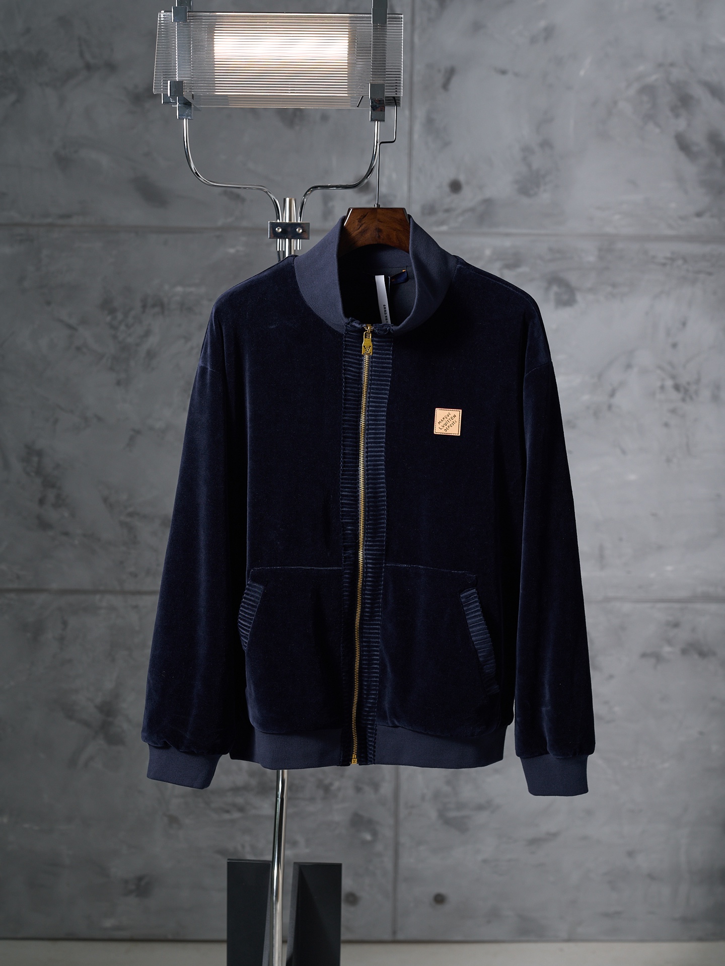 P315 [subasta real] Chaqueta deportiva con cremallera de canalé con bolsillo con cremallera de terciopelo LV / Louis Vu…