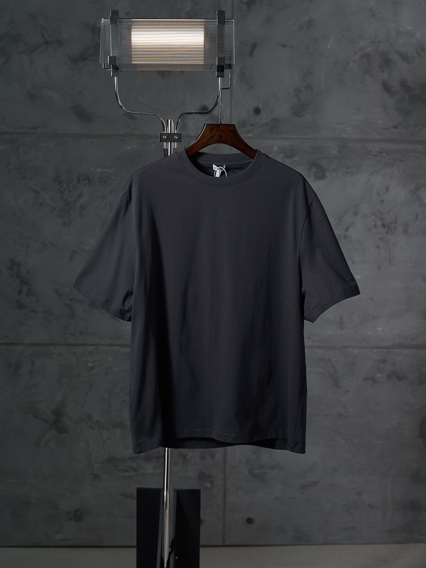 @155 [Fotografía del producto real] LOEWE/罗意威 Camiseta de cuello redondo de manga corta en color liso con patrón de que…