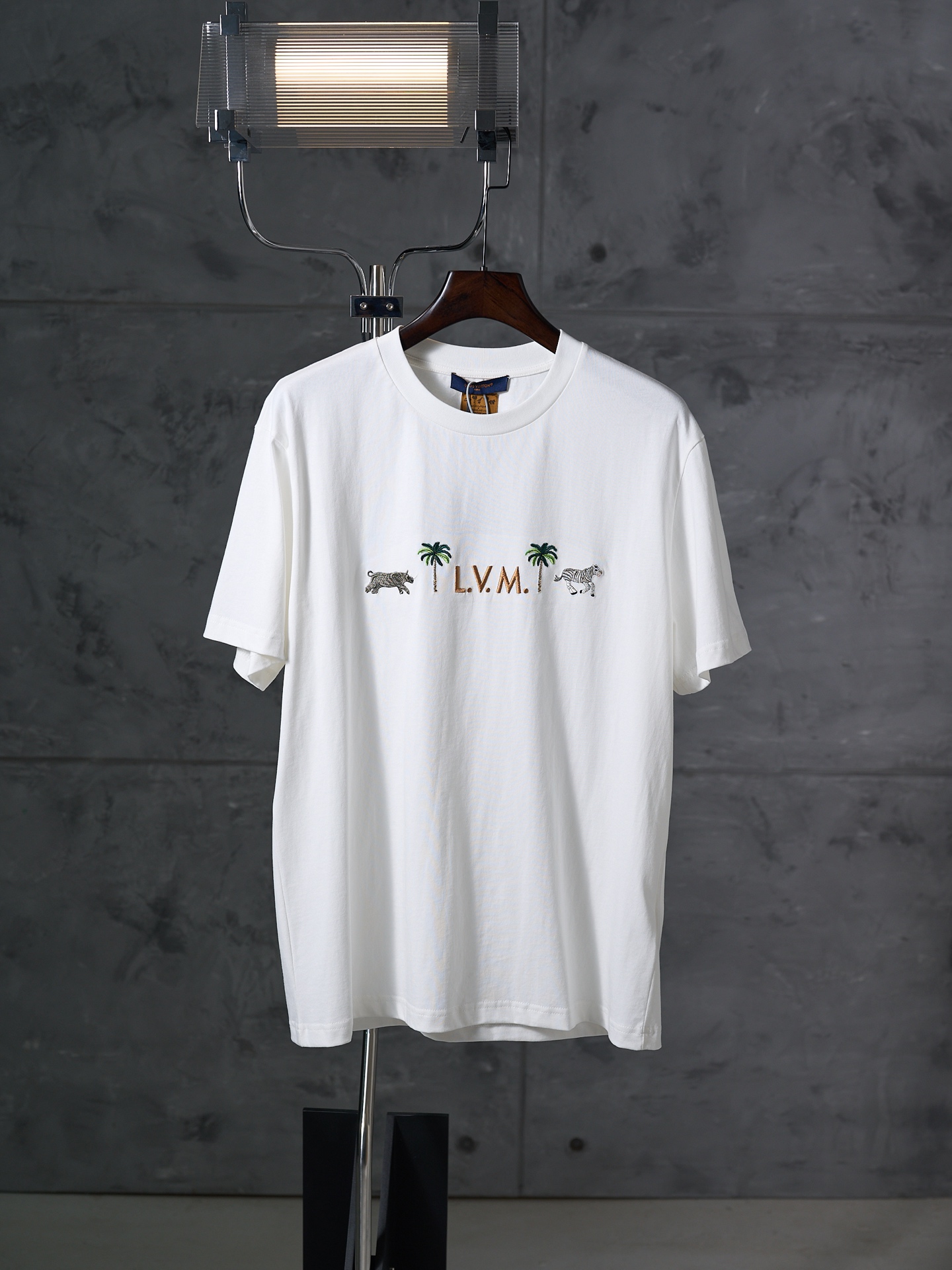 P120 [Subasta real] LV/Louis Vuitton L.V.M. Camiseta de manga corta con cuello redondo y bordado animal [En stock] S M L