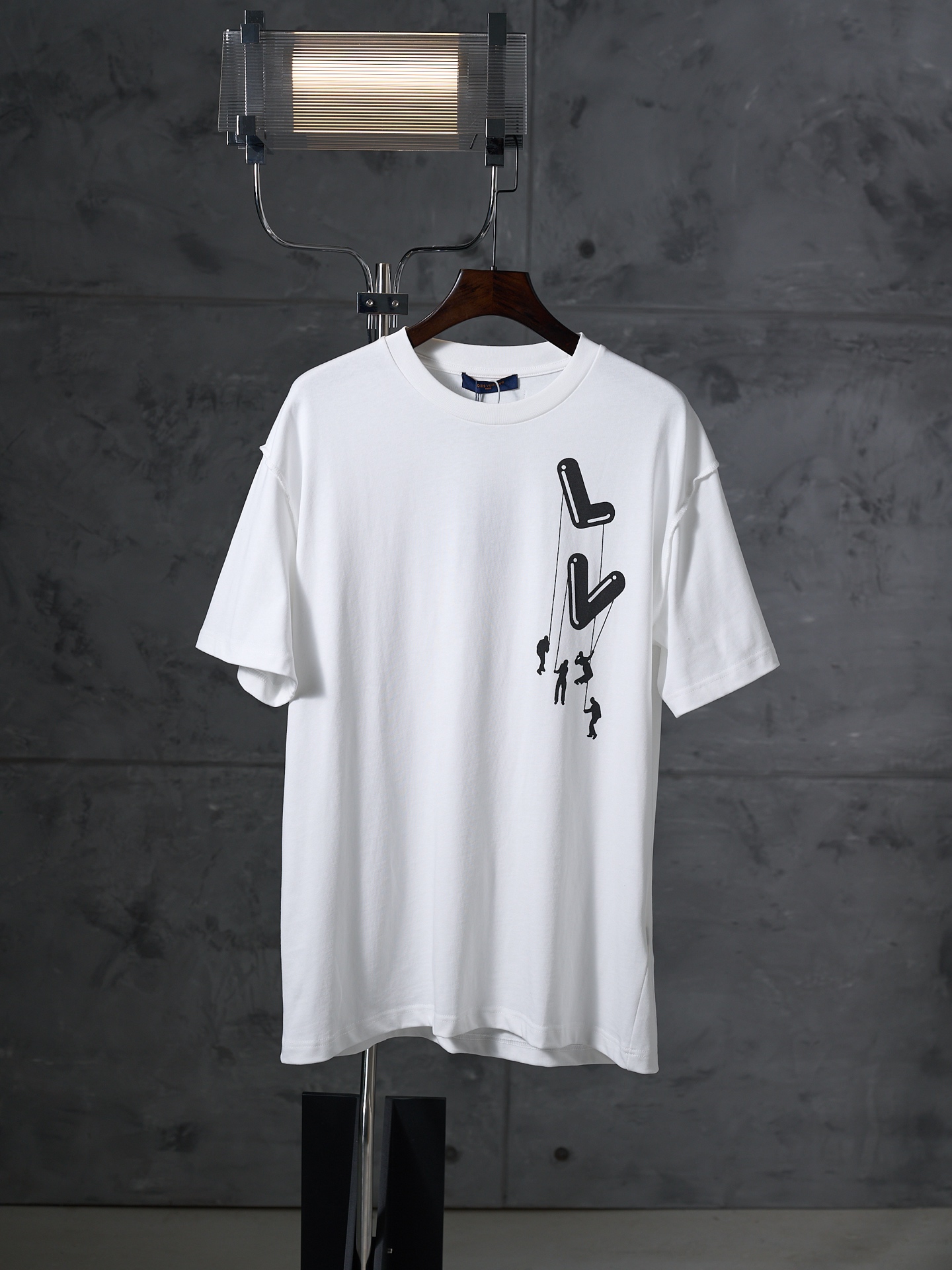 P120 [subasta real] LV/Louis Vuitton camiseta clásica de manga corta con cuello redondo y estampado de paracaidista [en…