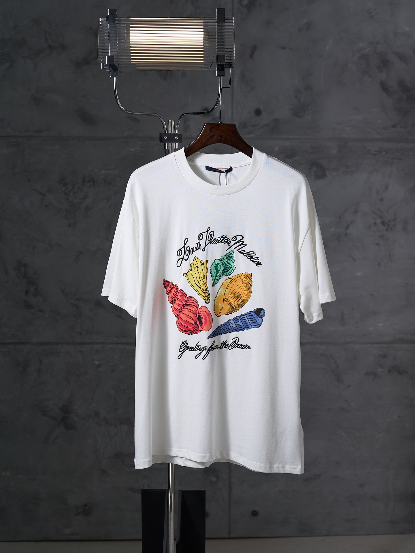 P120 [Subasta real] Camiseta de manga corta con cuello redondo y estampado de conchas bordadas con letras LV / Louis Vu…