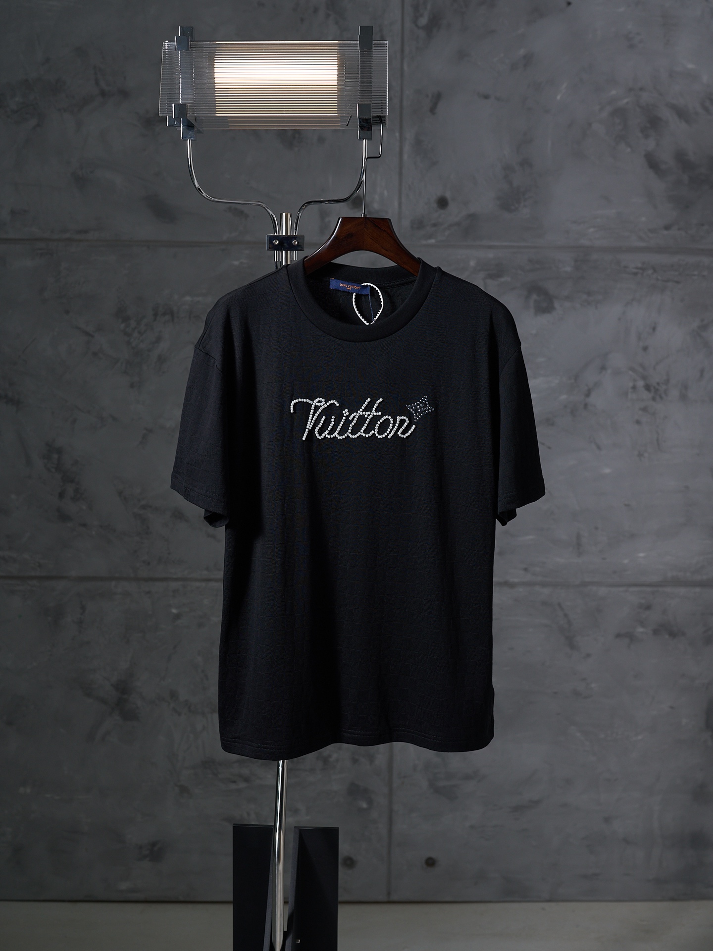 P155 [Subasta real] Camiseta de manga corta con cuello redondo y cuentas en jacquard con tablero de ajedrez LV / Louis …