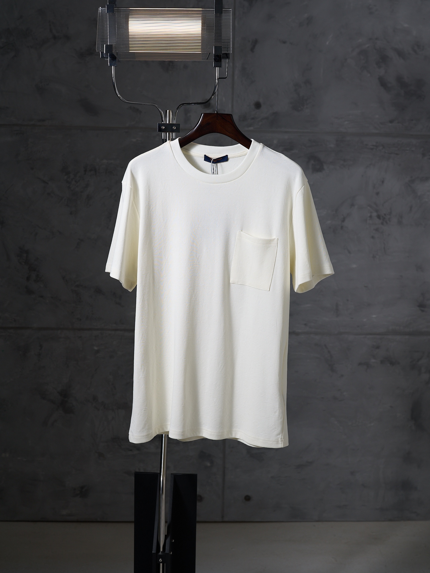 P130 [Subasta real] LV/Louis Vuitton Camiseta de manga corta con cuello redondo y textura de jacquard de algodón piqué …
